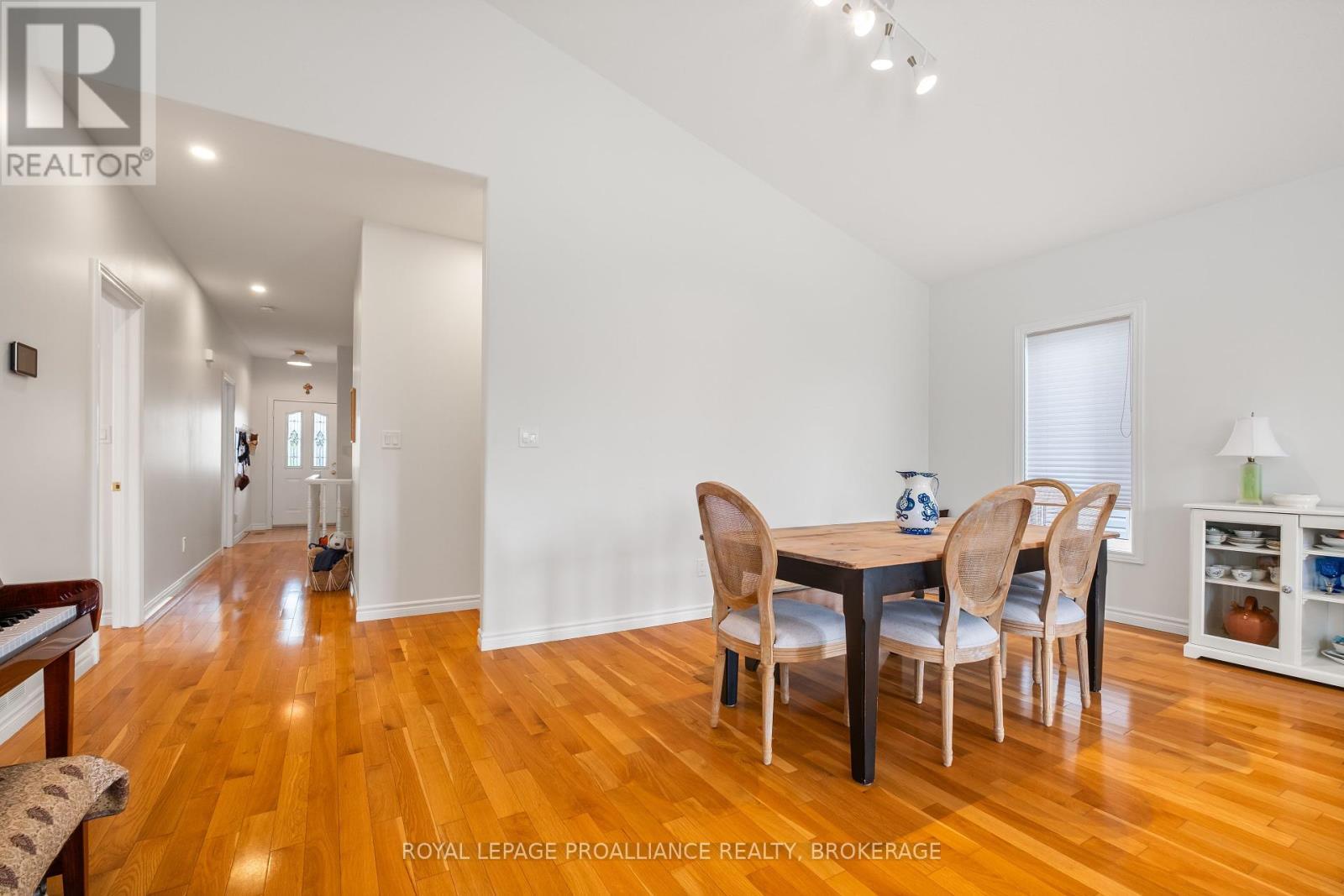 












34 SCHOONER DRIVE

,
Kingston (Kingston East (Incl Barret Crt)),




Ontario
K7K7J8

