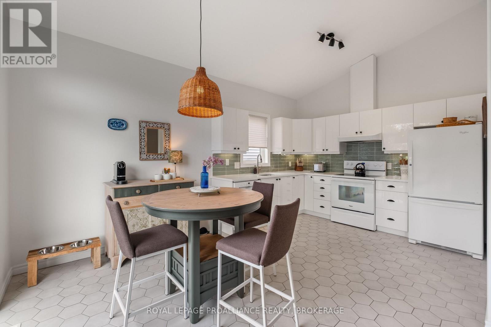 












34 SCHOONER DRIVE

,
Kingston (Kingston East (Incl Barret Crt)),




Ontario
K7K7J8

