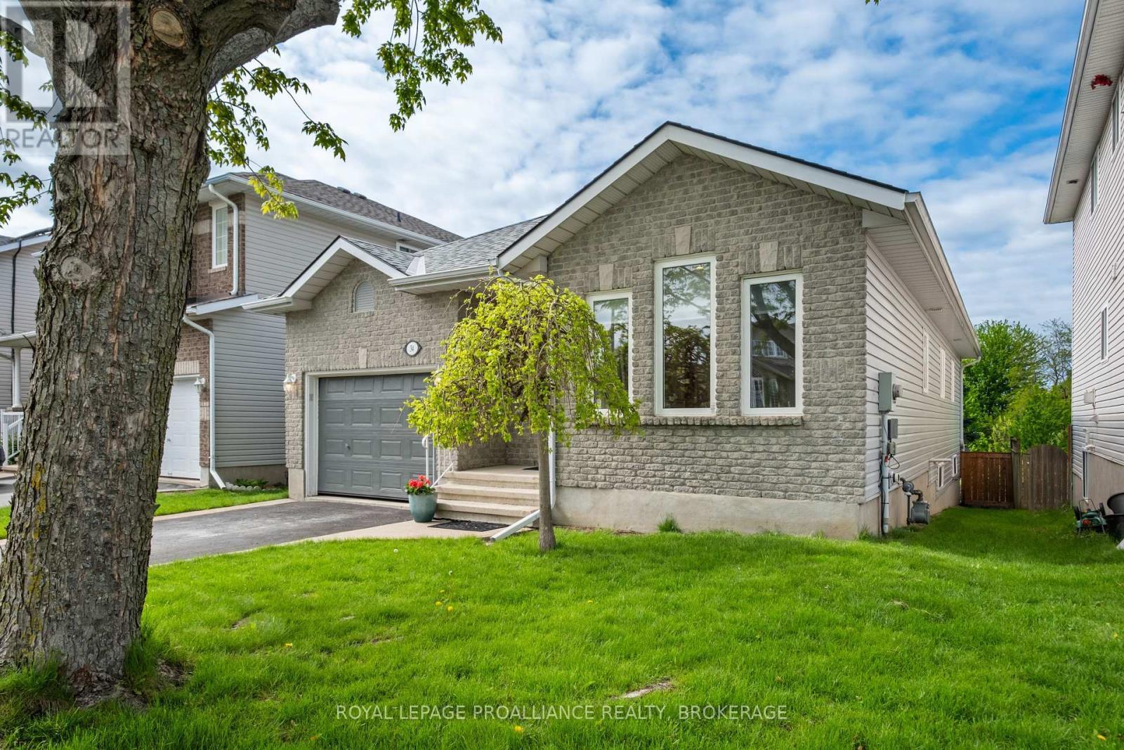 












34 SCHOONER DRIVE

,
Kingston (Kingston East (Incl Barret Crt)),




Ontario
K7K7J8

