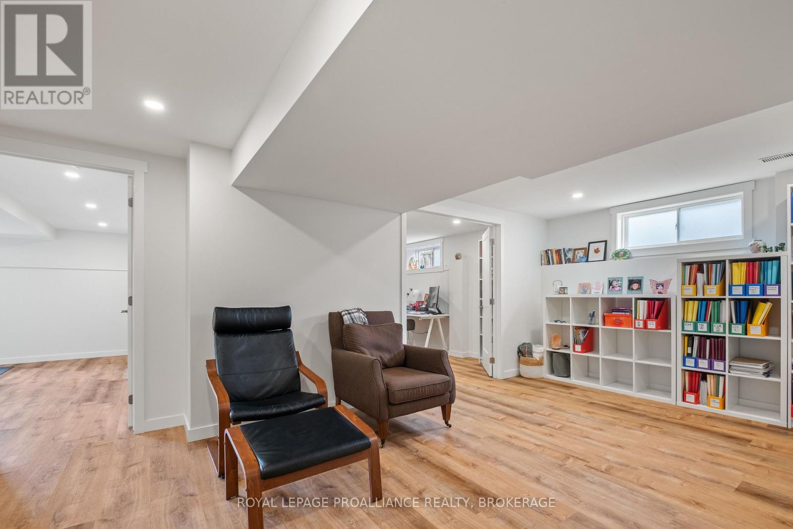 












34 SCHOONER DRIVE

,
Kingston (Kingston East (Incl Barret Crt)),




Ontario
K7K7J8

