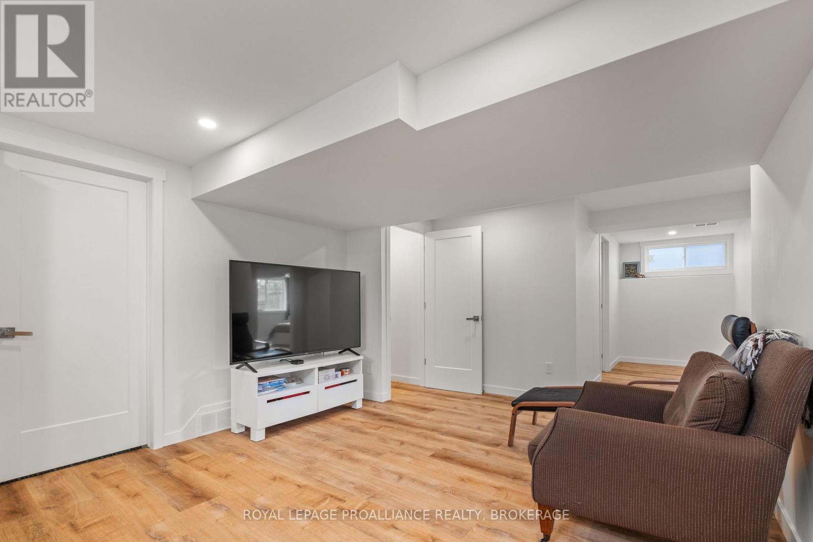 












34 SCHOONER DRIVE

,
Kingston (Kingston East (Incl Barret Crt)),




Ontario
K7K7J8

