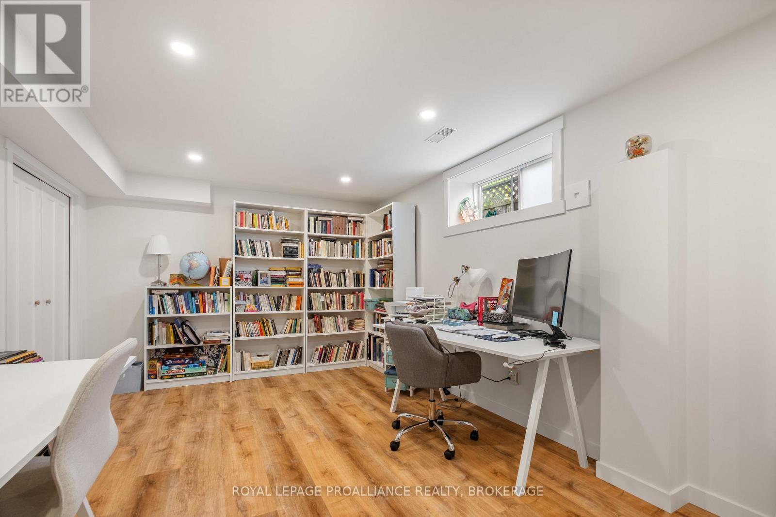 












34 SCHOONER DRIVE

,
Kingston (Kingston East (Incl Barret Crt)),




Ontario
K7K7J8

