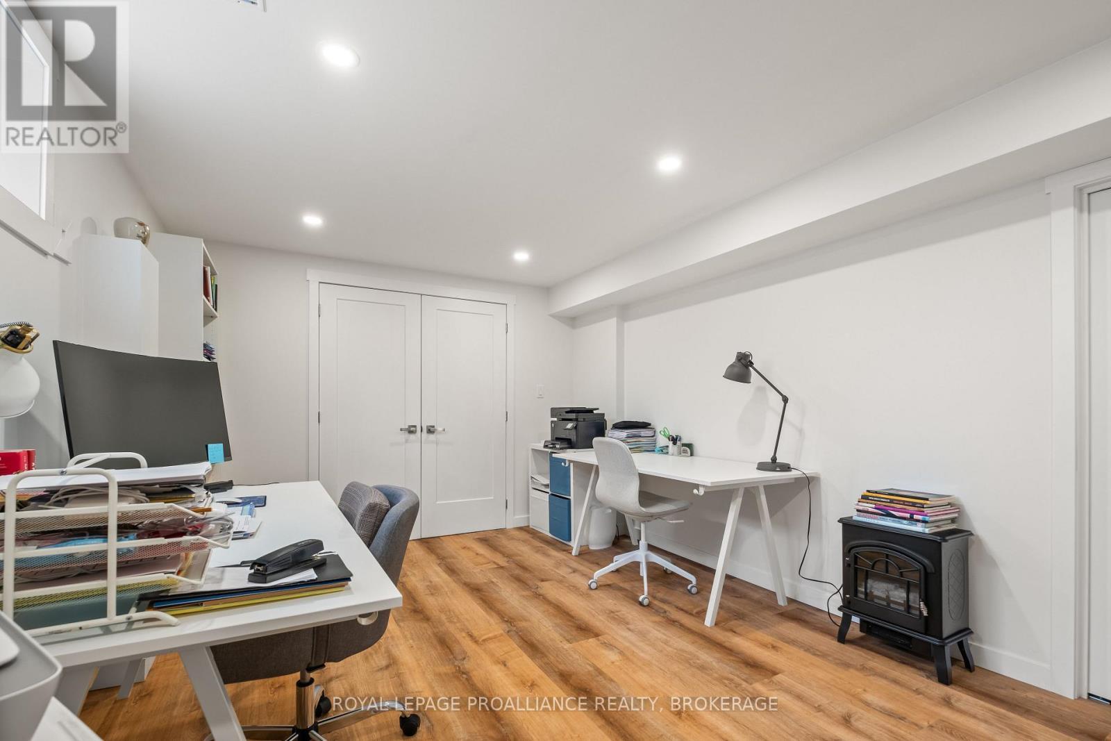 












34 SCHOONER DRIVE

,
Kingston (Kingston East (Incl Barret Crt)),




Ontario
K7K7J8

