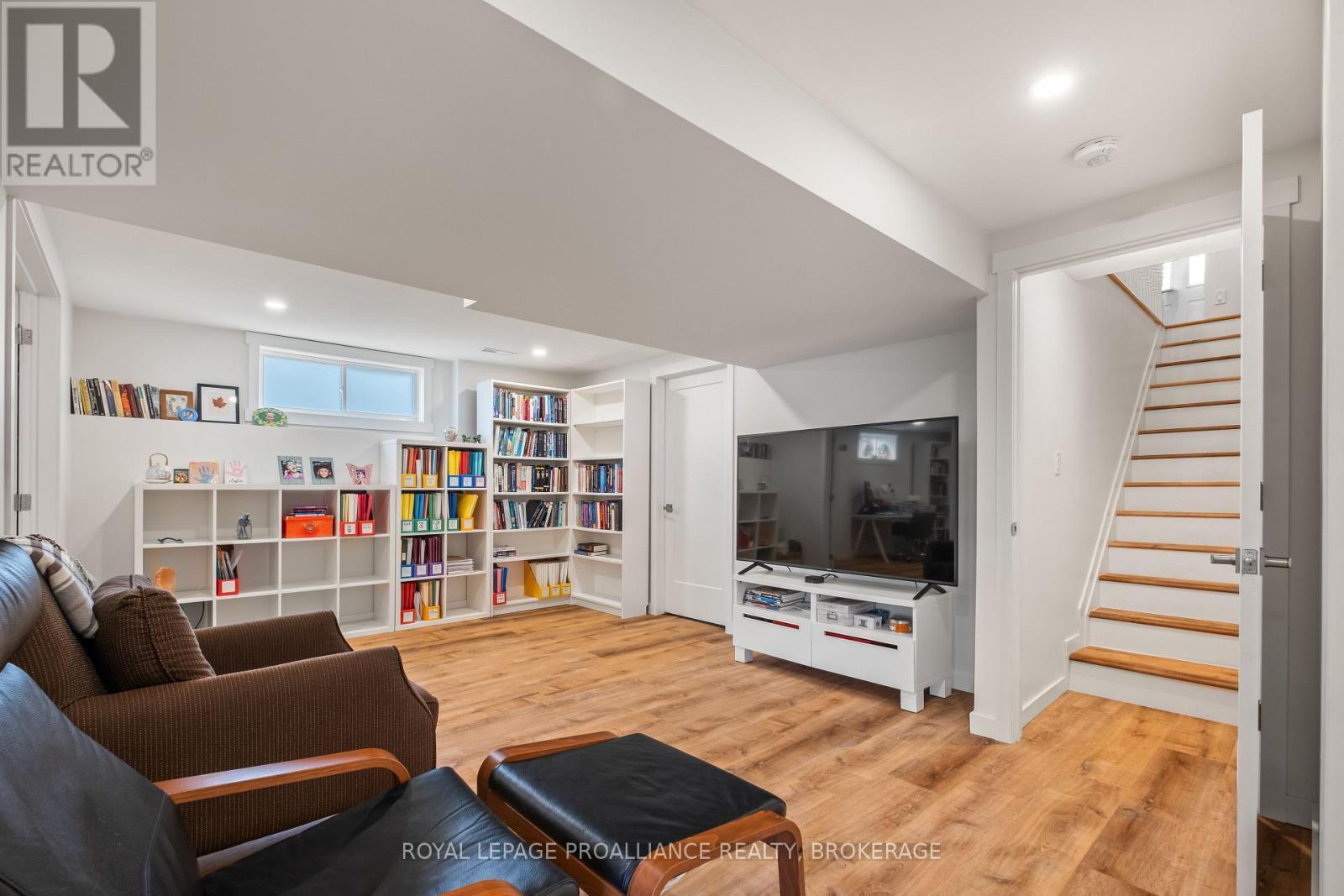 












34 SCHOONER DRIVE

,
Kingston (Kingston East (Incl Barret Crt)),




Ontario
K7K7J8

