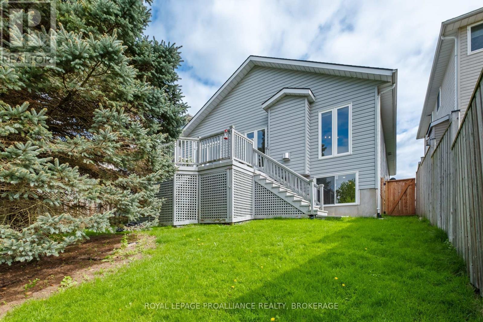 












34 SCHOONER DRIVE

,
Kingston (Kingston East (Incl Barret Crt)),




Ontario
K7K7J8

