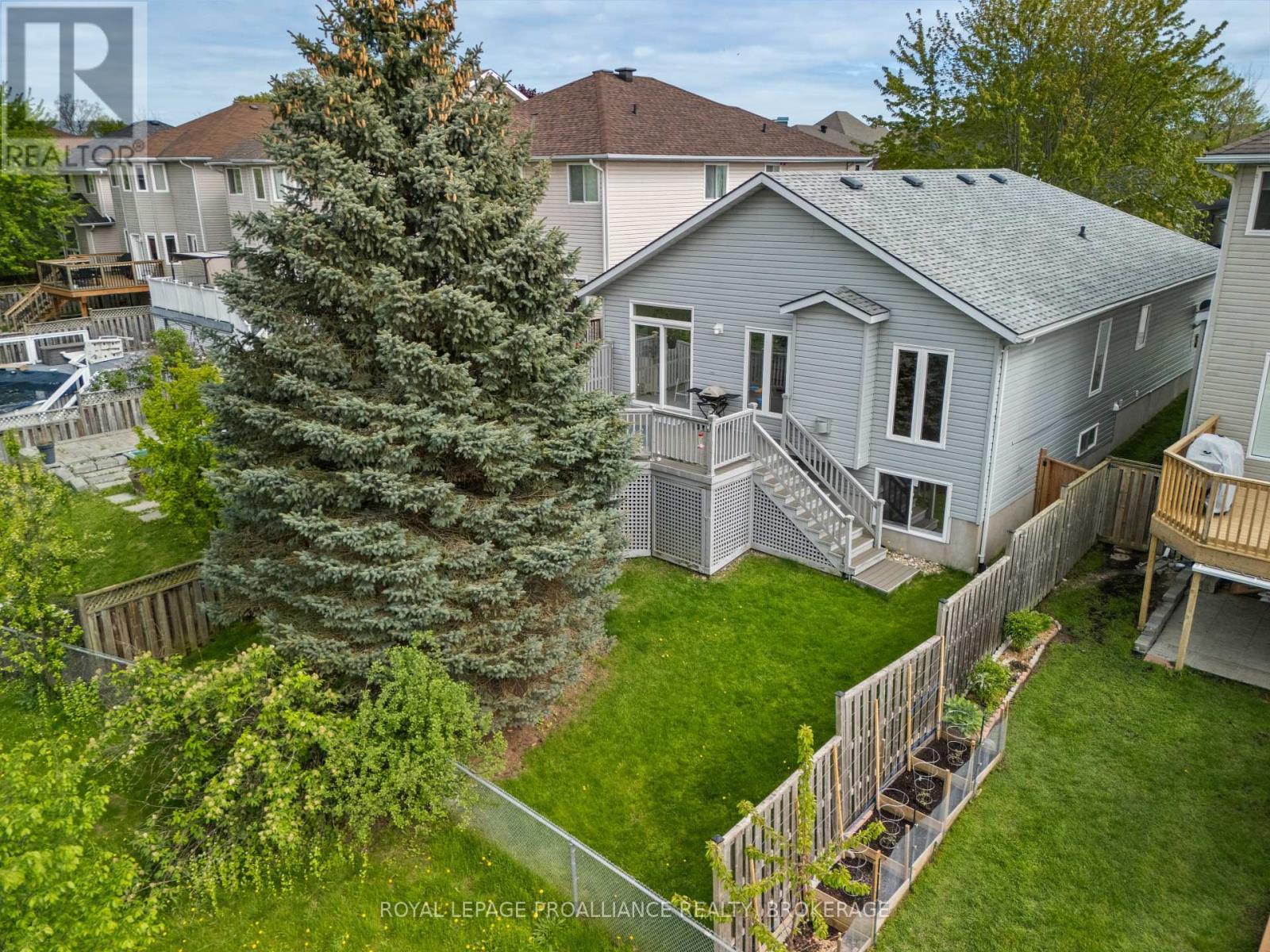 












34 SCHOONER DRIVE

,
Kingston (Kingston East (Incl Barret Crt)),




Ontario
K7K7J8

