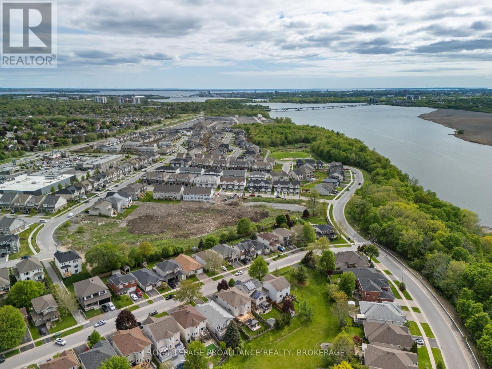 












34 SCHOONER DRIVE

,
Kingston (Kingston East (Incl Barret Crt)),




Ontario
K7K7J8

