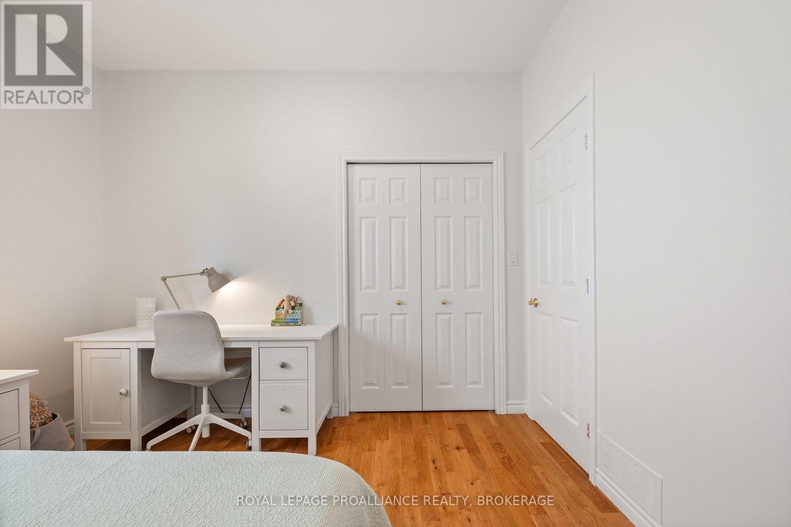 












34 SCHOONER DRIVE

,
Kingston (Kingston East (Incl Barret Crt)),




Ontario
K7K7J8

