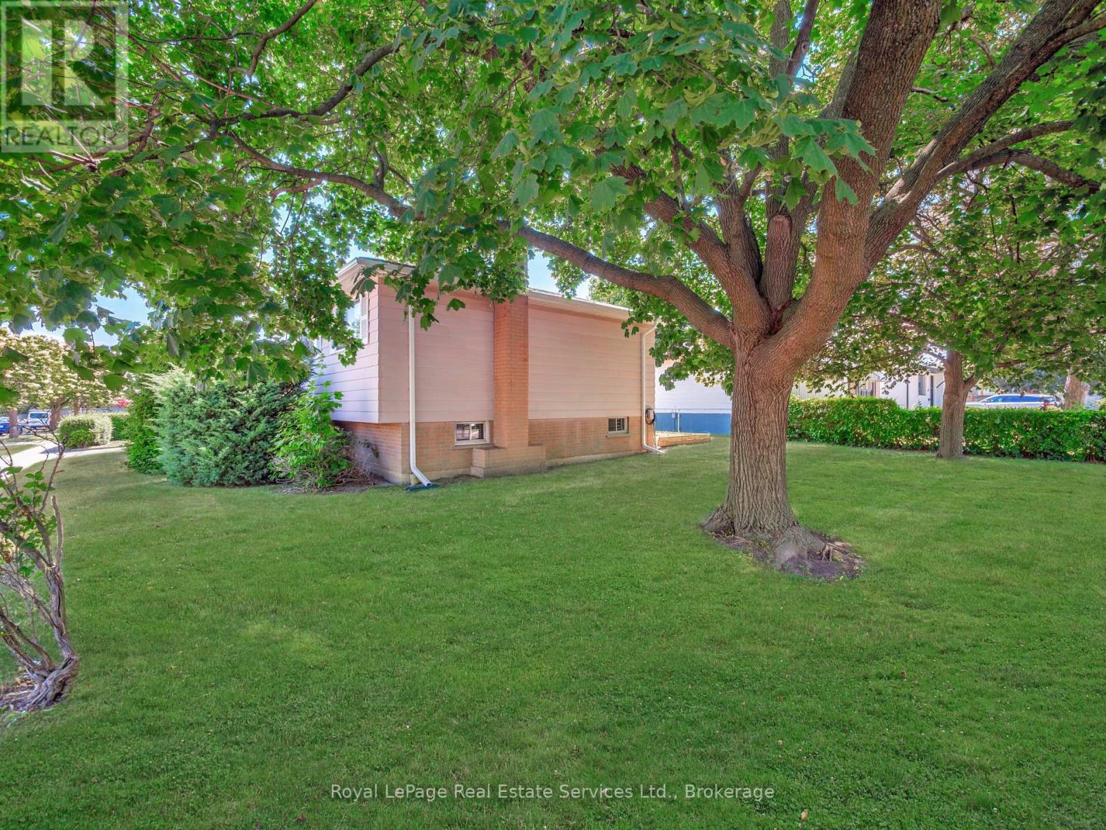












1 MOSSWOOD LANE

,
Toronto (West Humber-Clairville),




Ontario
M9V1M3

