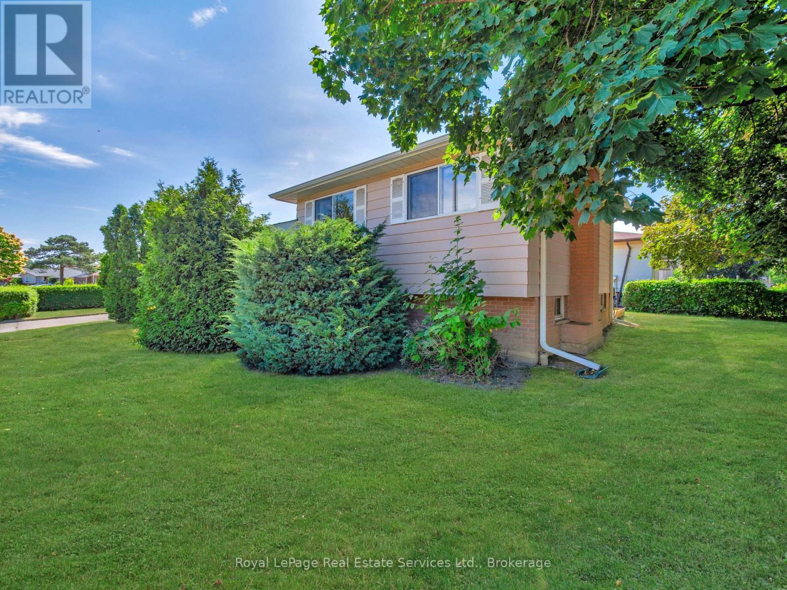 












1 MOSSWOOD LANE

,
Toronto (West Humber-Clairville),




Ontario
M9V1M3

