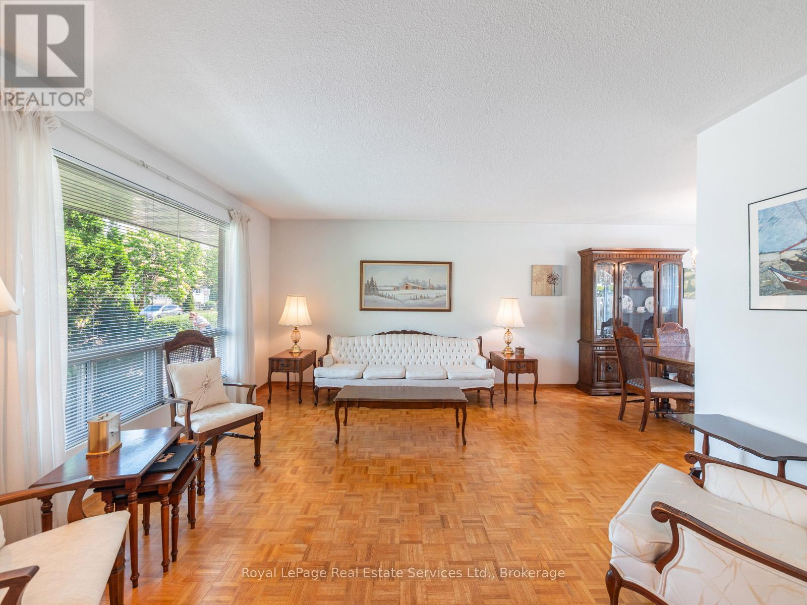 












1 MOSSWOOD LANE

,
Toronto (West Humber-Clairville),




Ontario
M9V1M3

