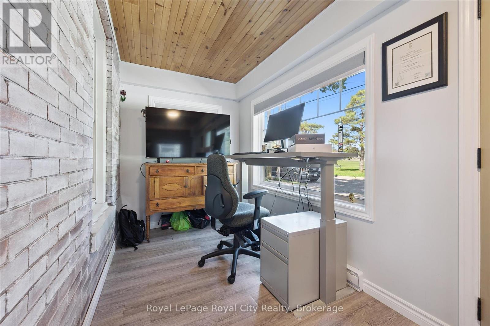 












92 KATHLEEN STREET

,
Guelph (Exhibition Park),




Ontario
N1H4Y3

