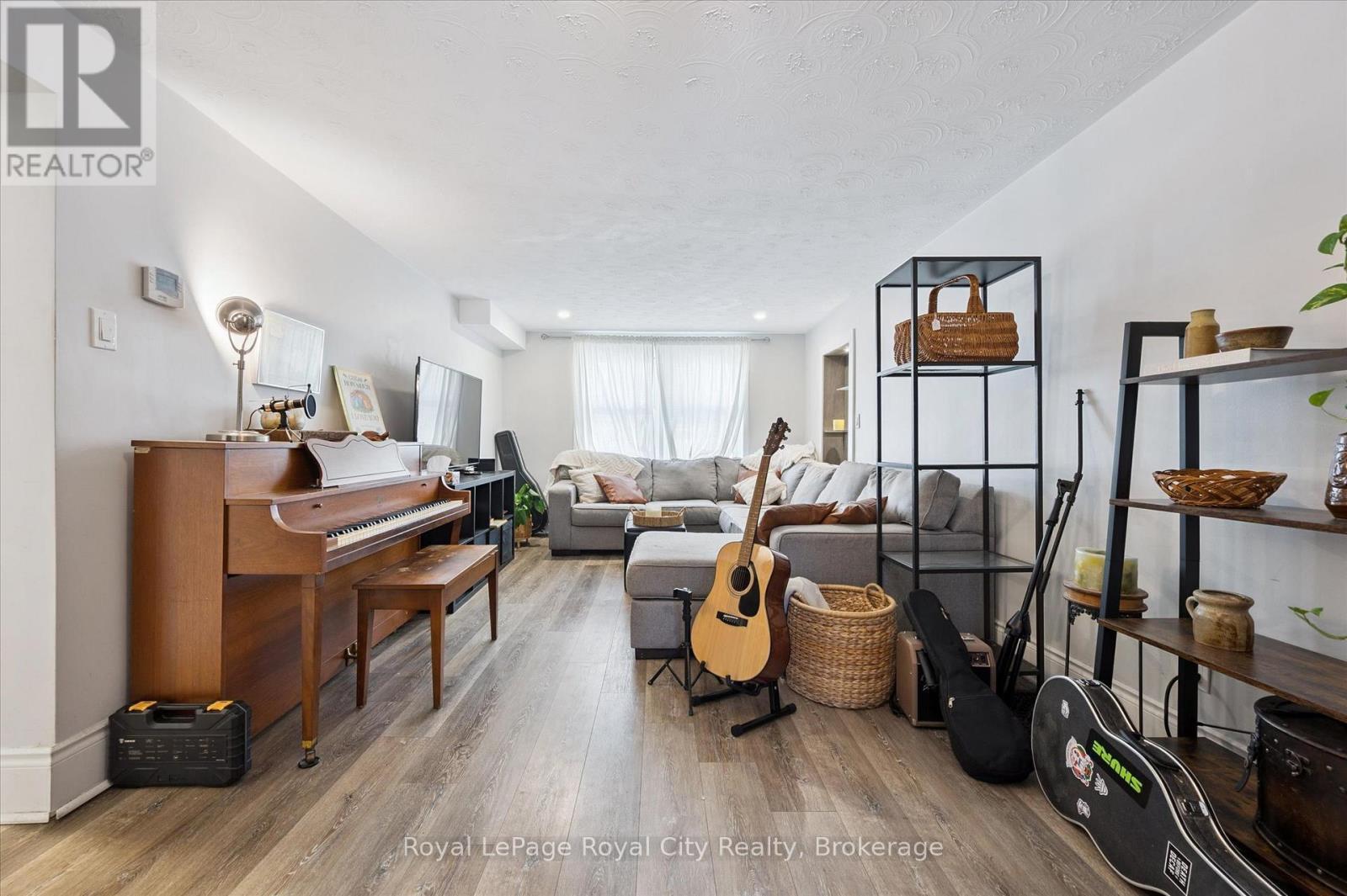 












92 KATHLEEN STREET

,
Guelph (Exhibition Park),




Ontario
N1H4Y3

