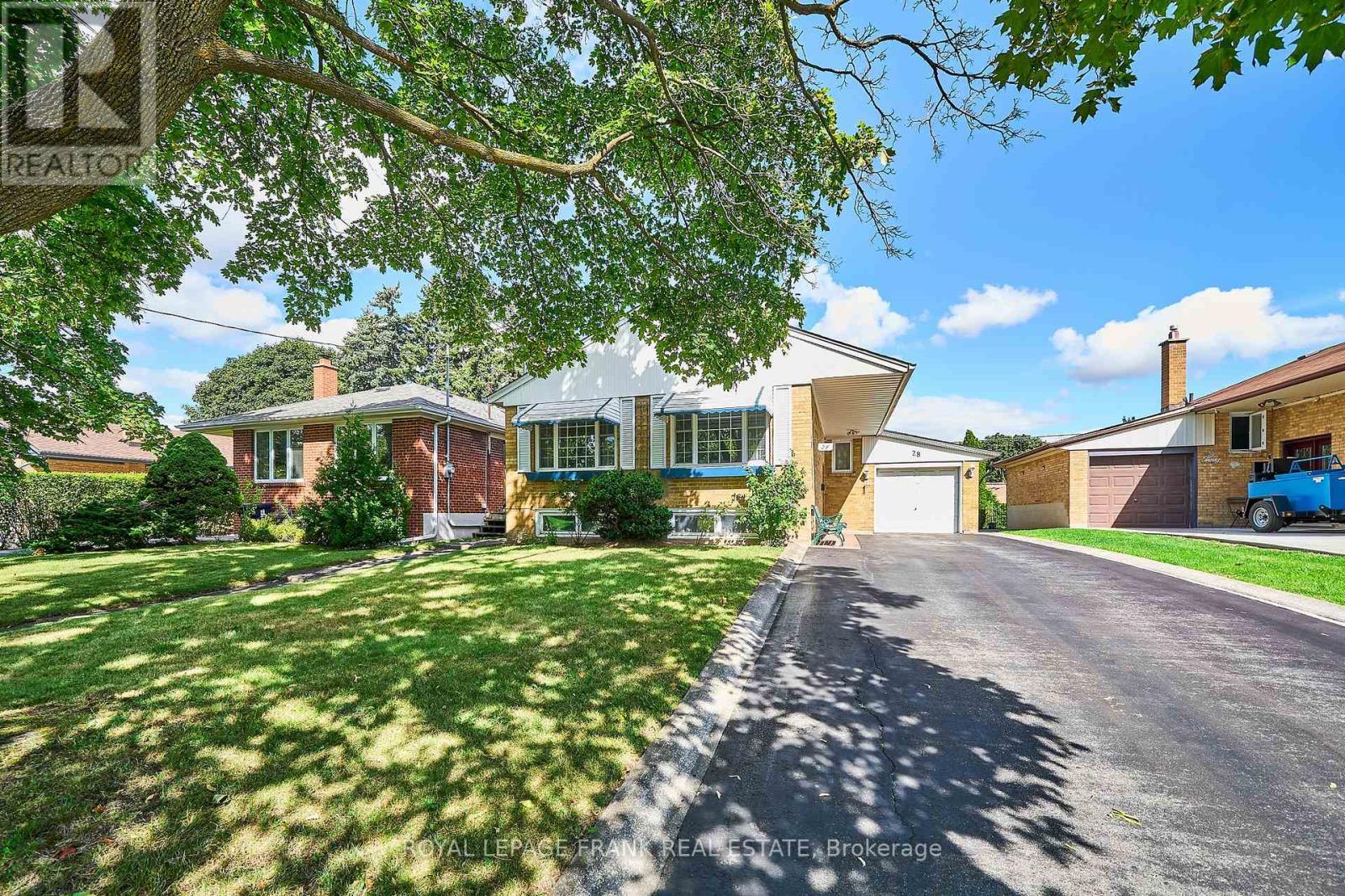 












28 WINNIPEG ROAD

,
Toronto (Kingsview Village-The Westway),




Ontario
M9P2E4

