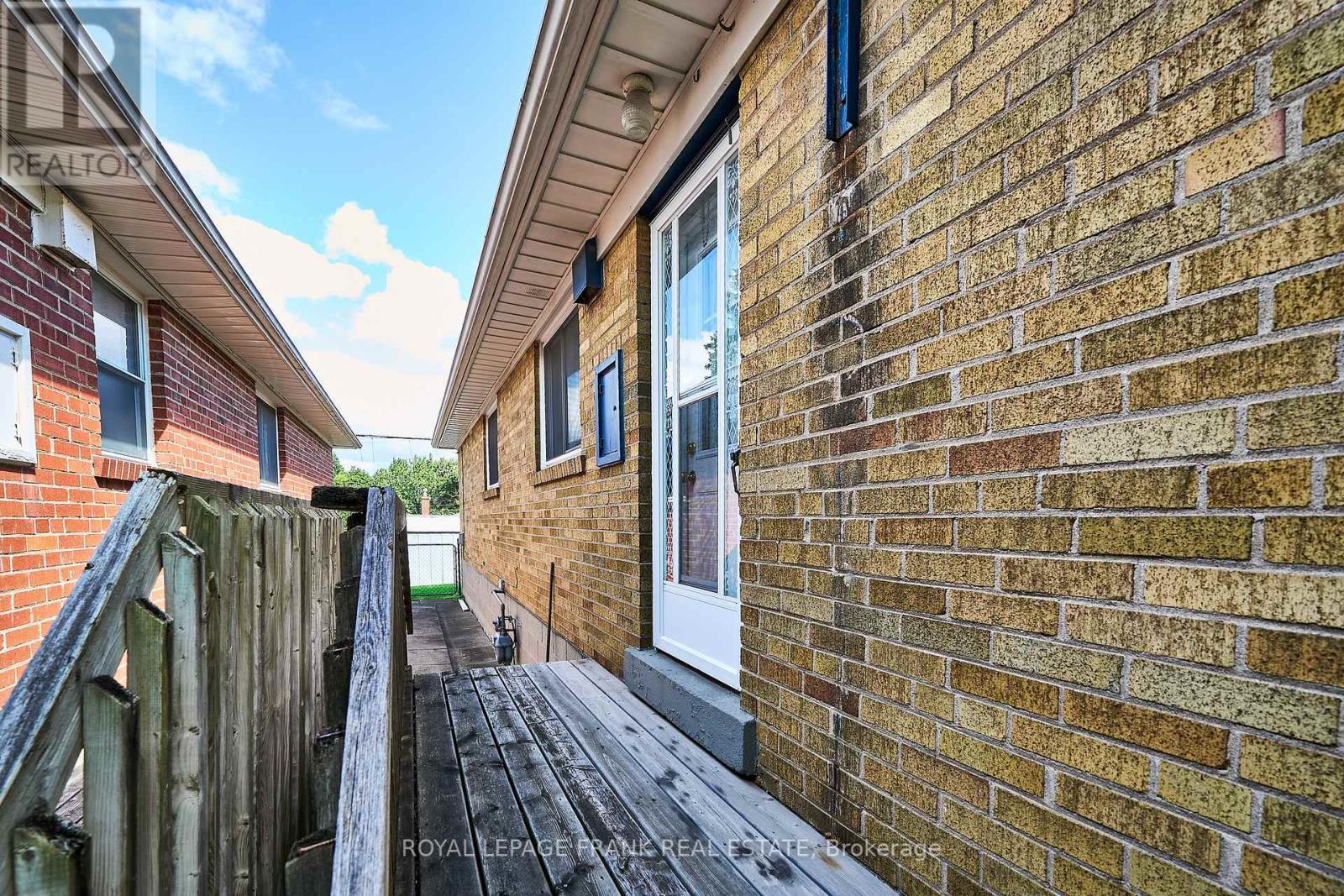 












28 WINNIPEG ROAD

,
Toronto (Kingsview Village-The Westway),




Ontario
M9P2E4

