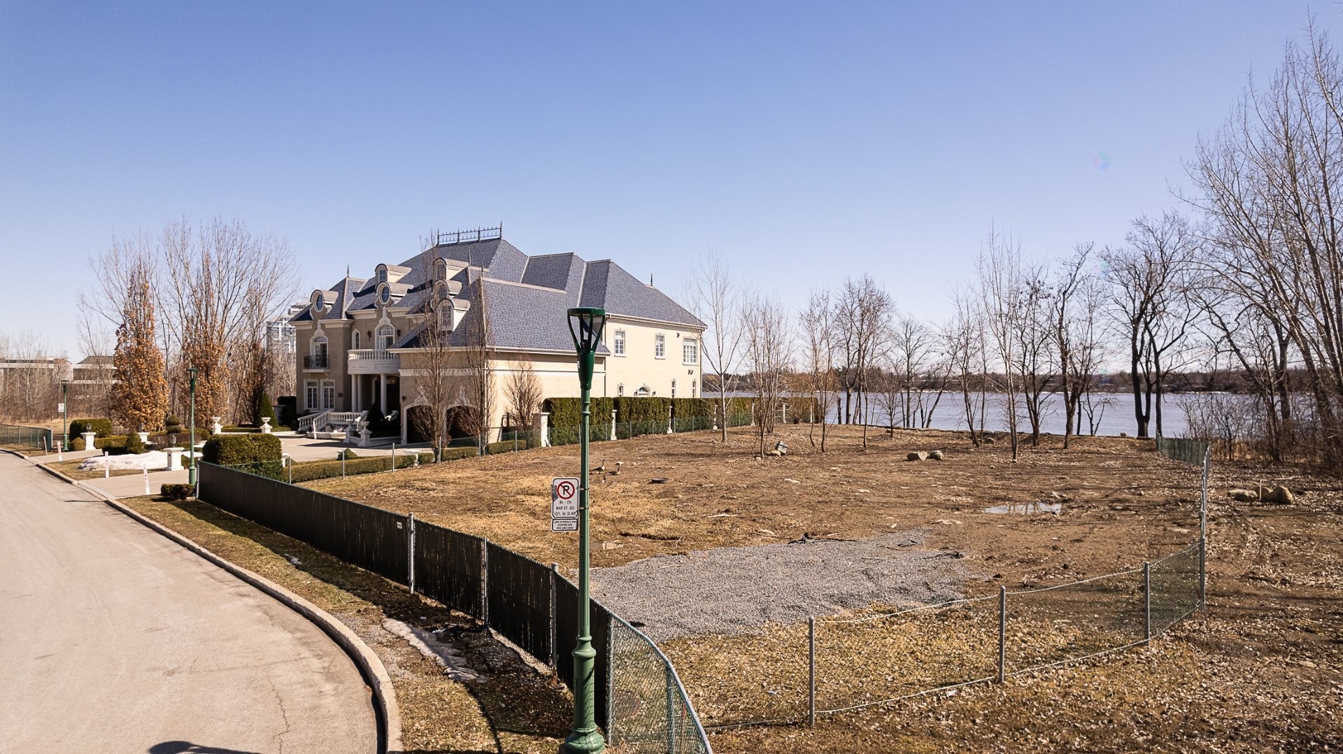 












Av. de la Seigneurie

,
Laval (Sainte-Dorothée),







QC
H7X3S2

