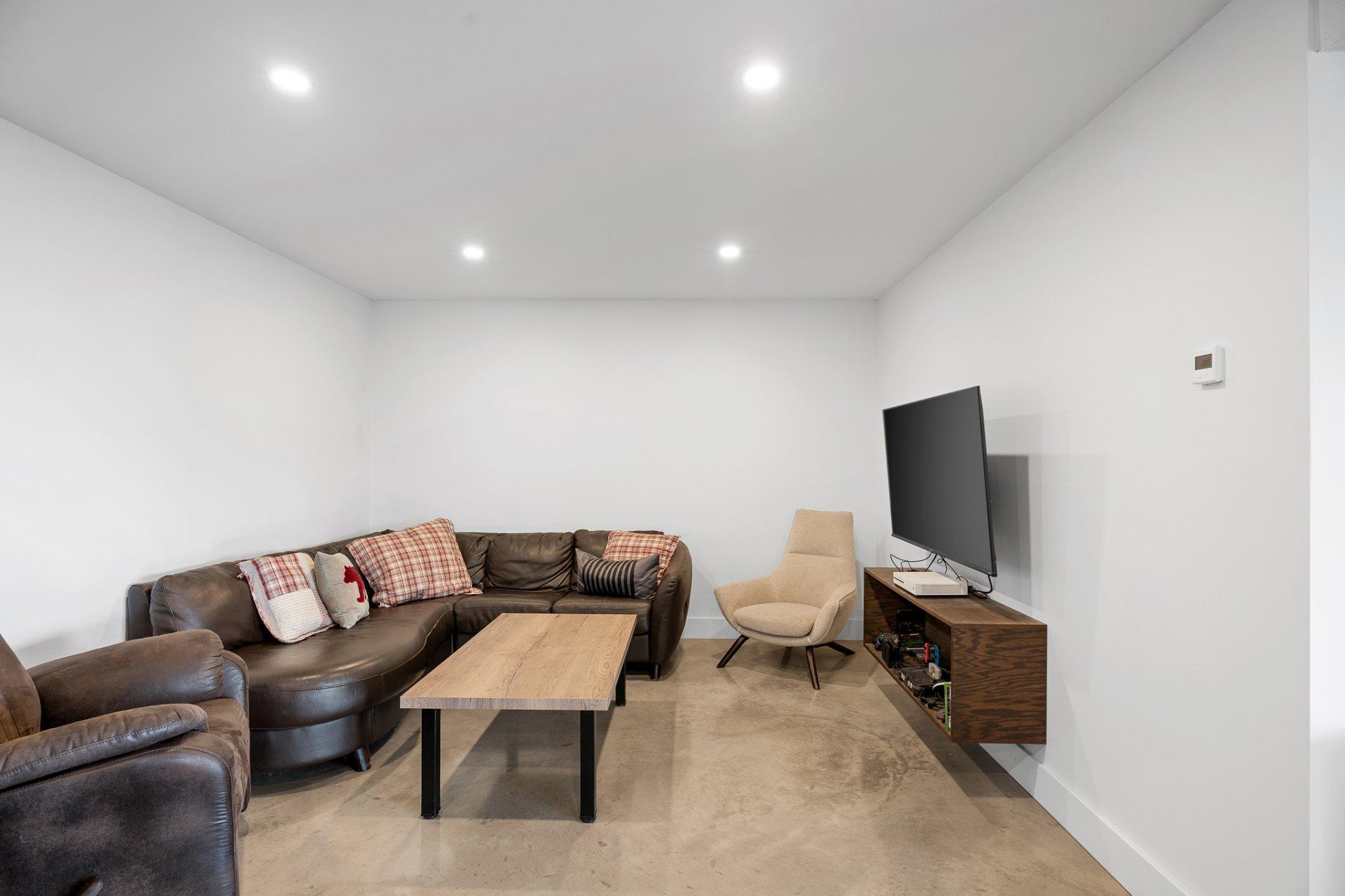 









401


Ch. Fyon

,
Ivry-sur-le-Lac,




QC
J8C2Z8

