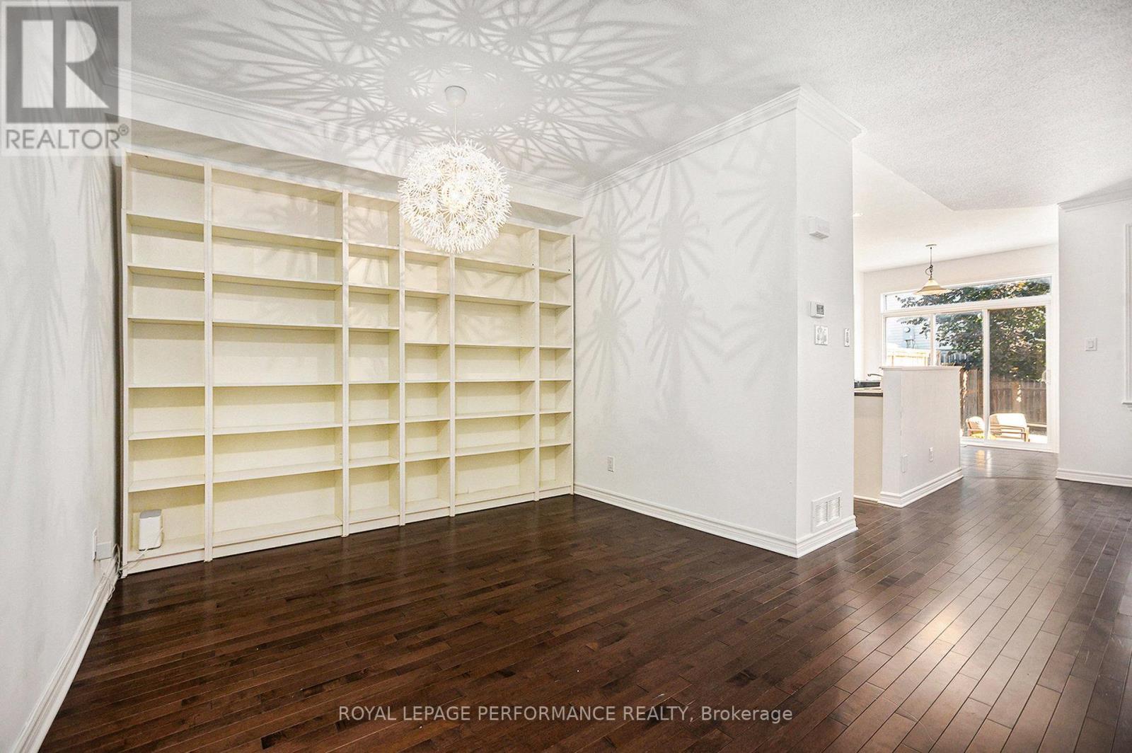 












40 TORBEC AVENUE

,
Ottawa,




Ontario
K2T0B5

