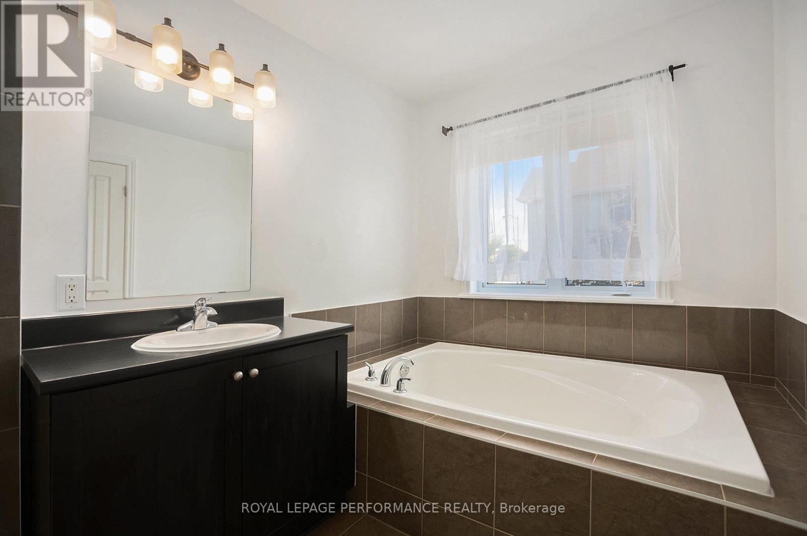 












40 TORBEC AVENUE

,
Ottawa,




Ontario
K2T0B5

