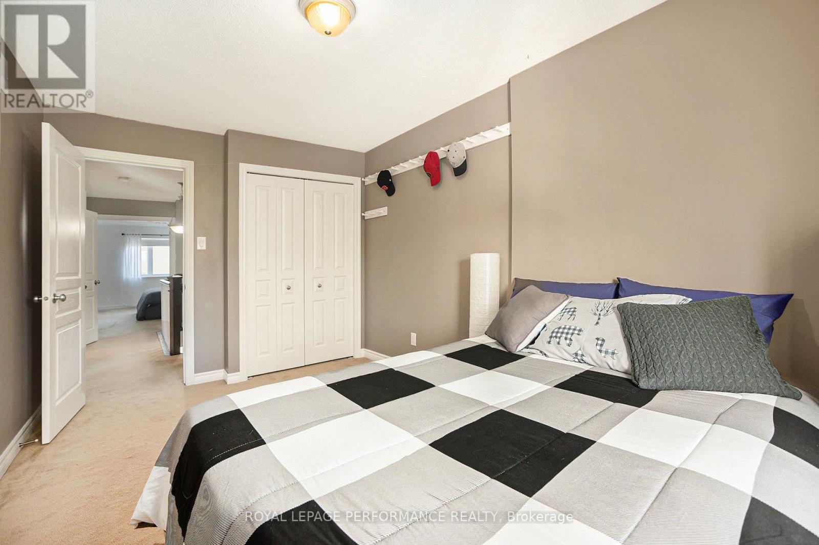 












40 TORBEC AVENUE

,
Ottawa,




Ontario
K2T0B5

