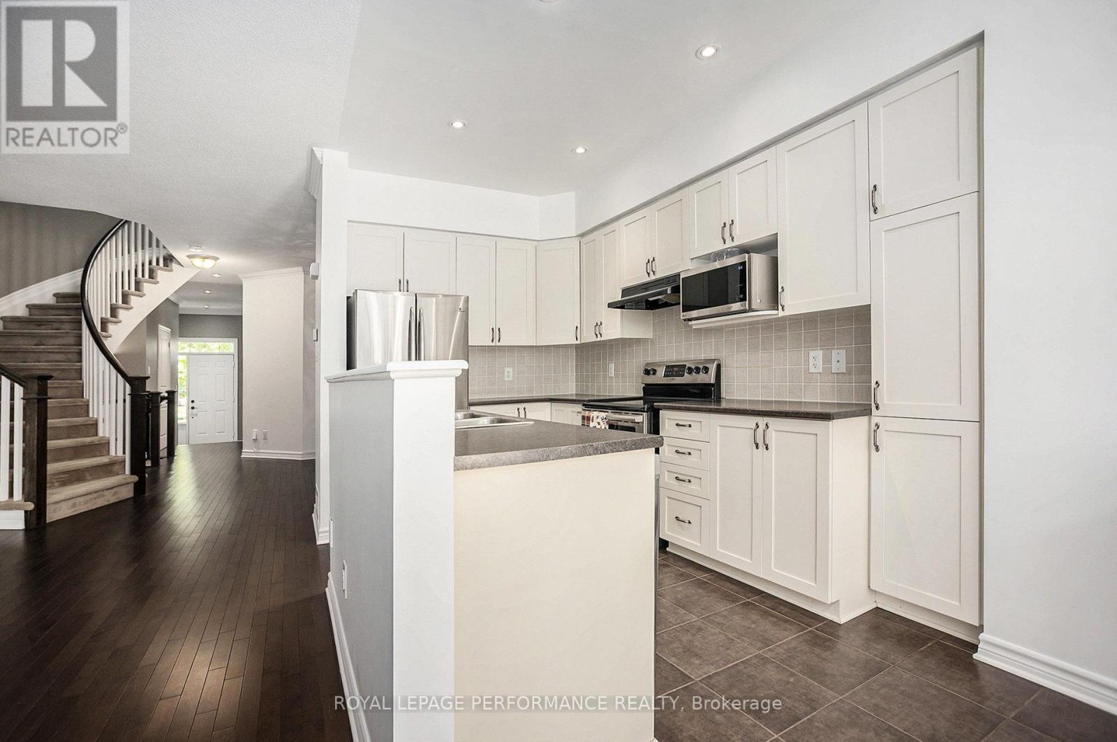 












40 TORBEC AVENUE

,
Ottawa,




Ontario
K2T0B5

