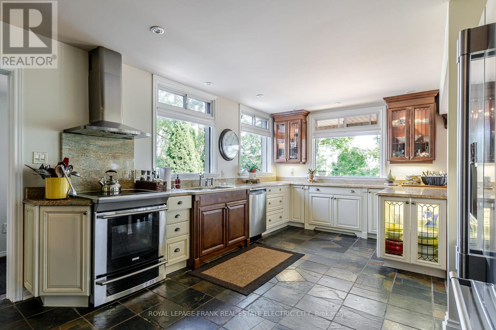 












142 RIDGEWOOD ROAD

,
Peterborough (Monaghan Ward 2),




Ontario
K9J1P3

