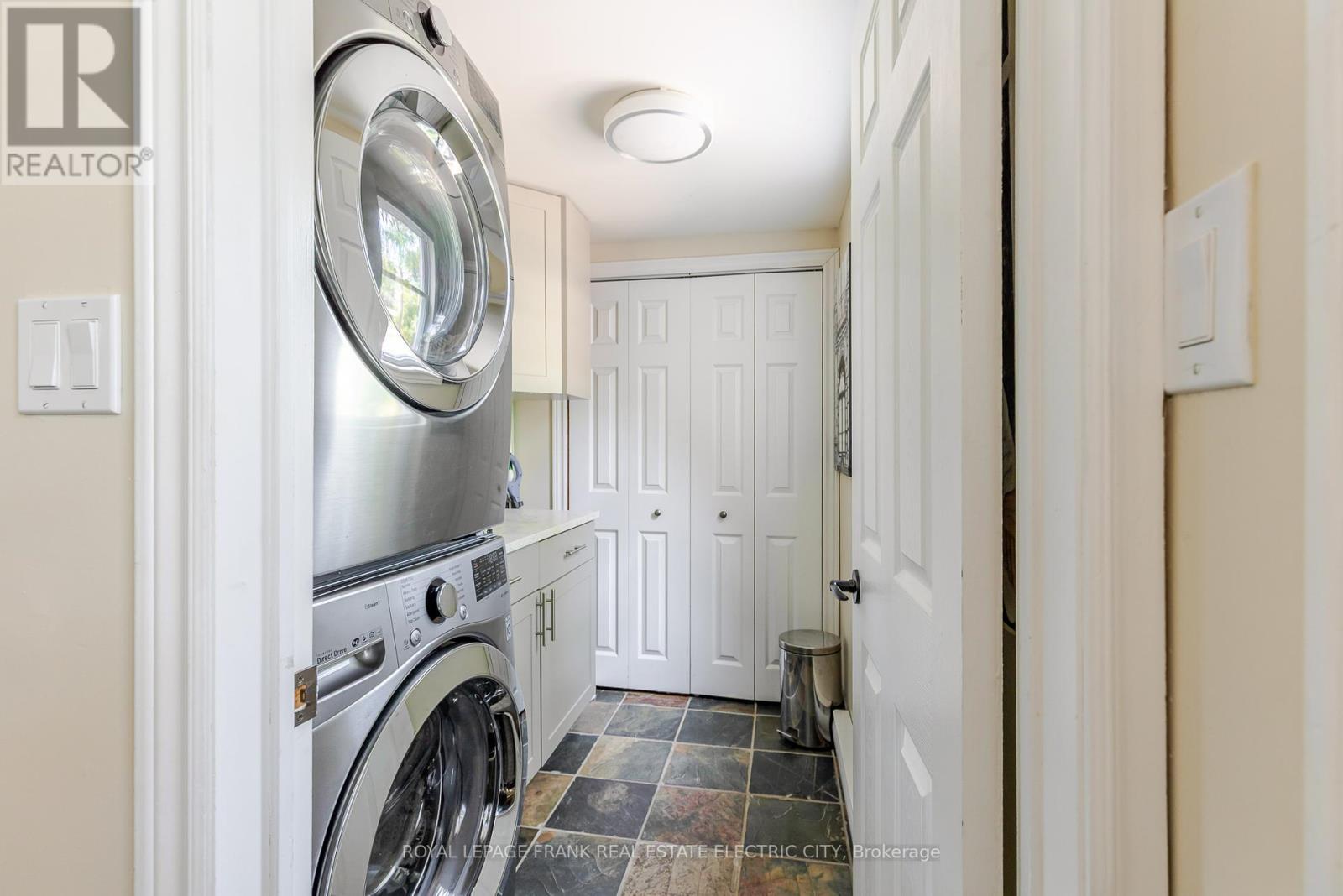 












142 RIDGEWOOD ROAD

,
Peterborough (Monaghan Ward 2),




Ontario
K9J1P3

