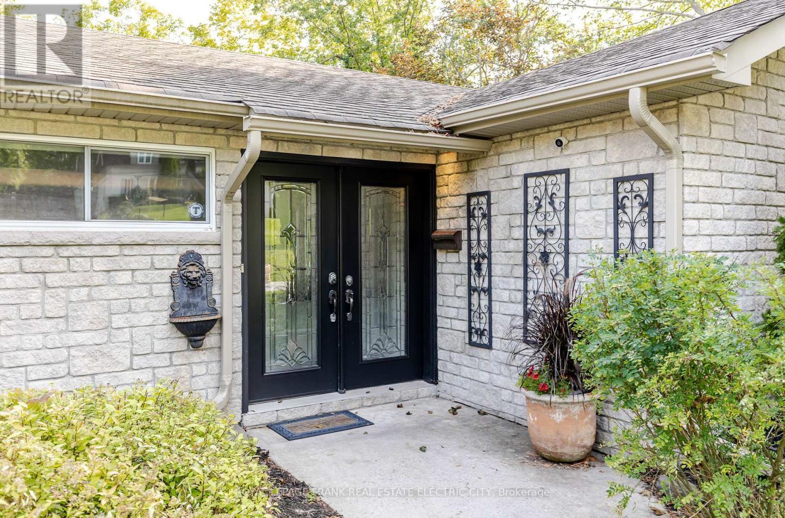 












142 RIDGEWOOD ROAD

,
Peterborough (Monaghan Ward 2),




Ontario
K9J1P3

