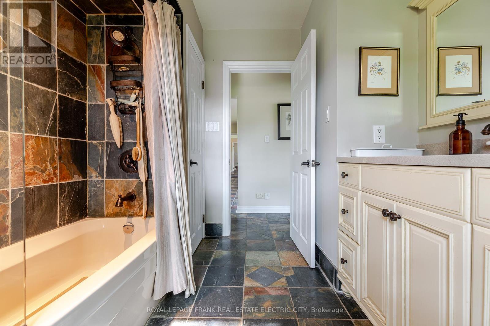 












142 RIDGEWOOD ROAD

,
Peterborough (Monaghan Ward 2),




Ontario
K9J1P3

