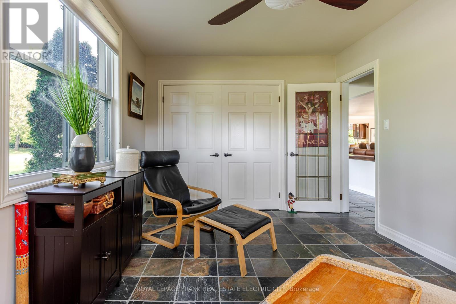 












142 RIDGEWOOD ROAD

,
Peterborough (Monaghan Ward 2),




Ontario
K9J1P3

