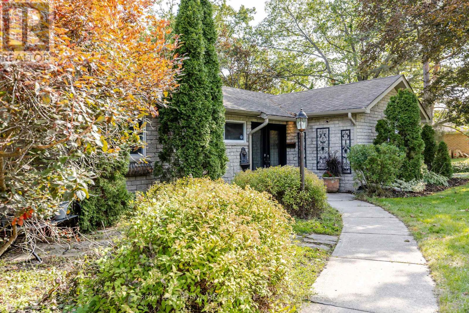 












142 RIDGEWOOD ROAD

,
Peterborough (Monaghan Ward 2),




Ontario
K9J1P3

