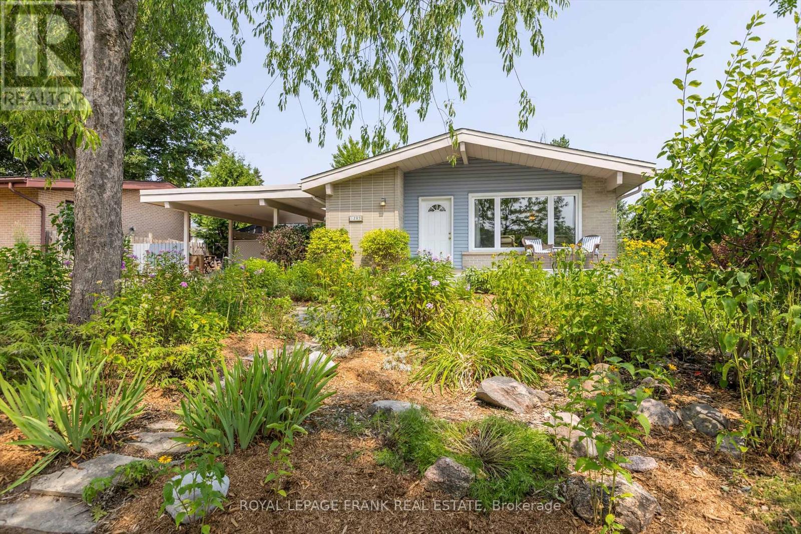 












1289 ALGONQUIN BOULEVARD

,
Peterborough (Northcrest Ward 5),




Ontario
K9H6N1

