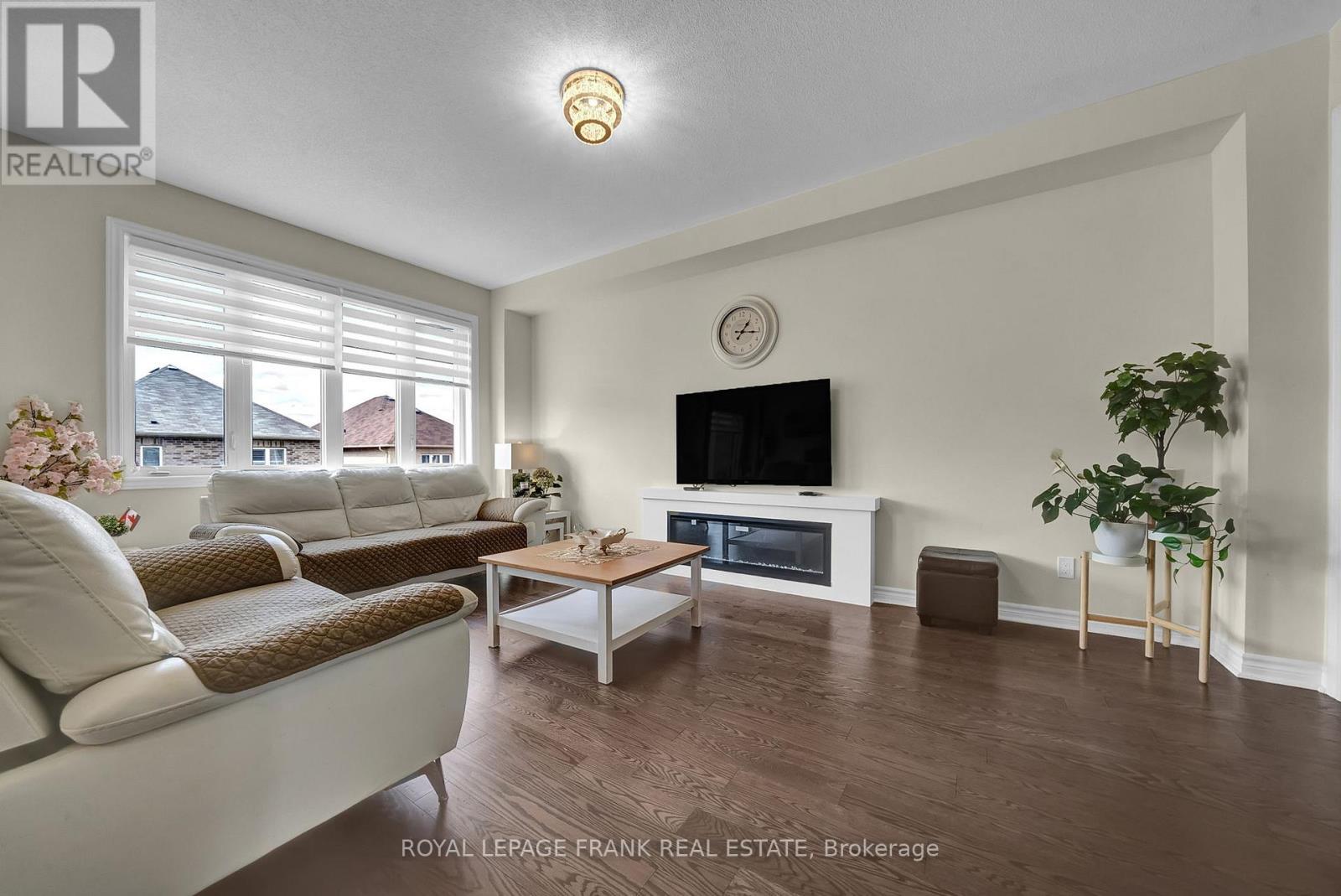 












1884 FOSTERBROOK STREET

,
Oshawa (Taunton),




Ontario
L1K3G5

