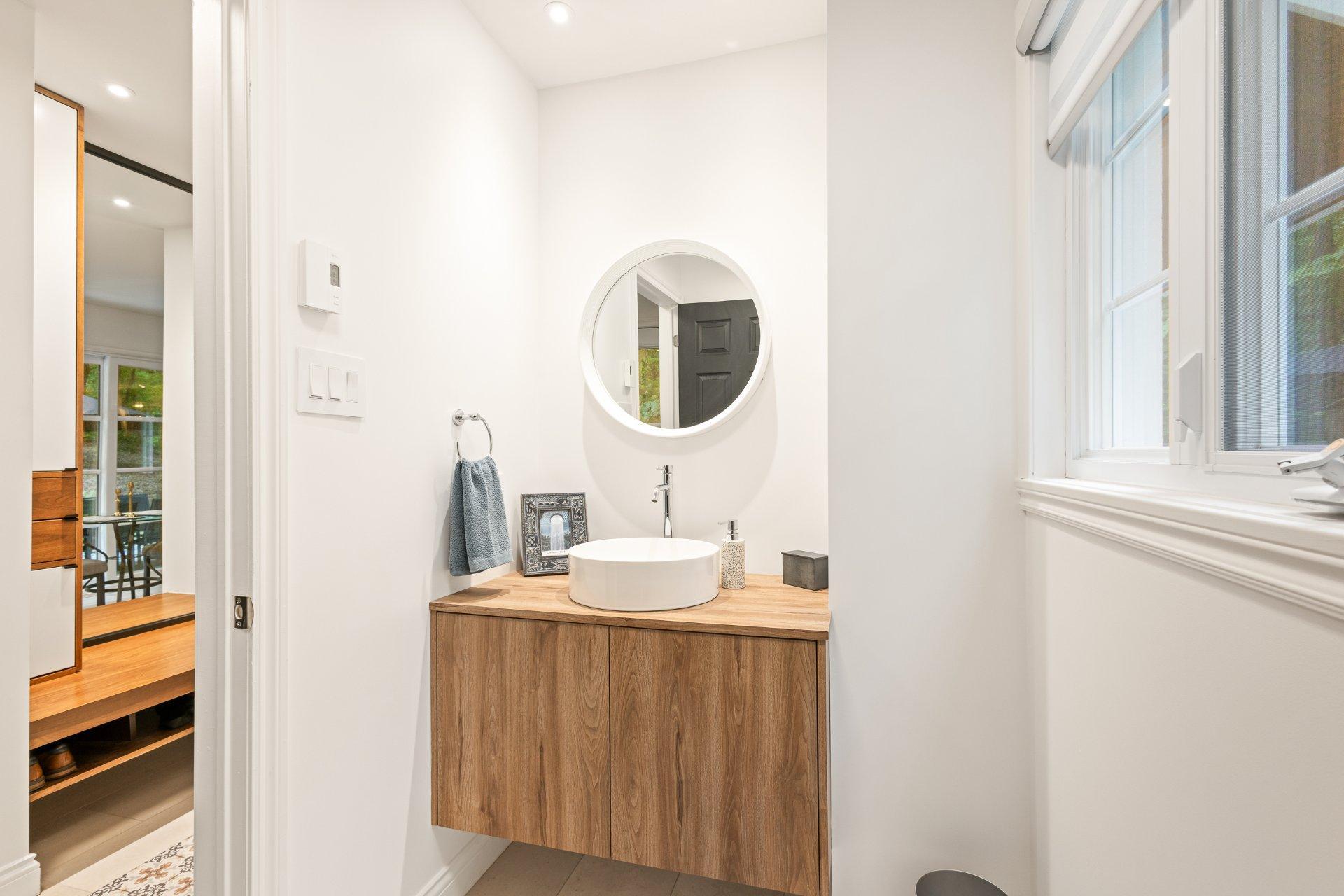 









120


Rue de Papineau

,
Bromont,




QC
J2L2E7

