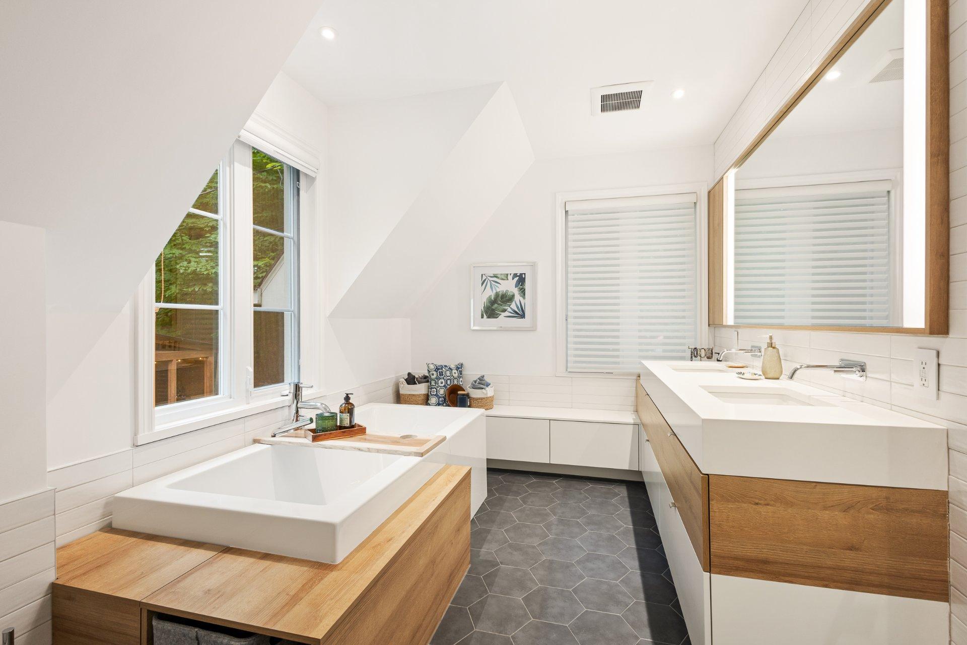 









120


Rue de Papineau

,
Bromont,




QC
J2L2E7

