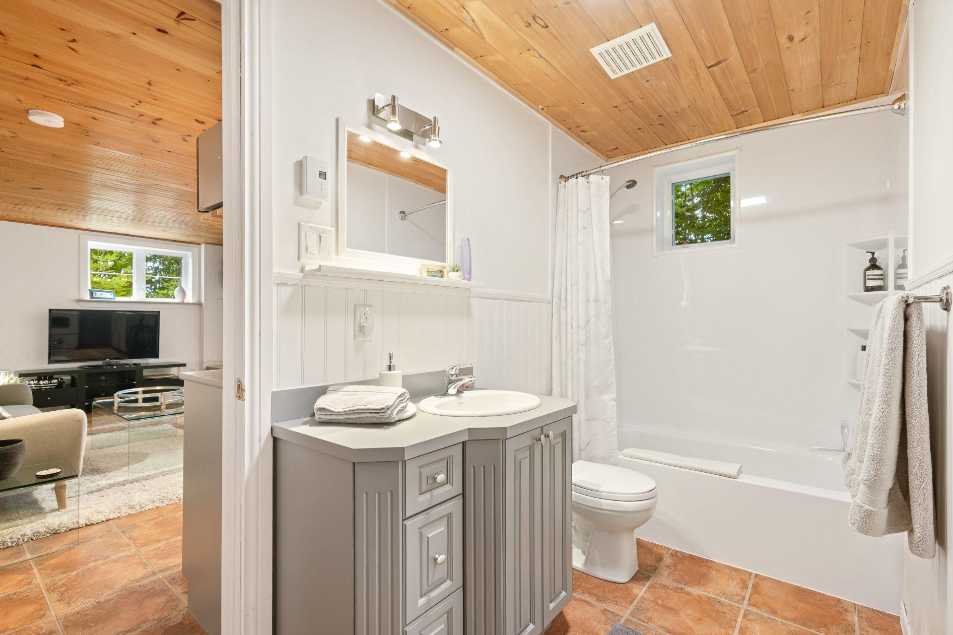 









120


Rue de Papineau

,
Bromont,




QC
J2L2E7

