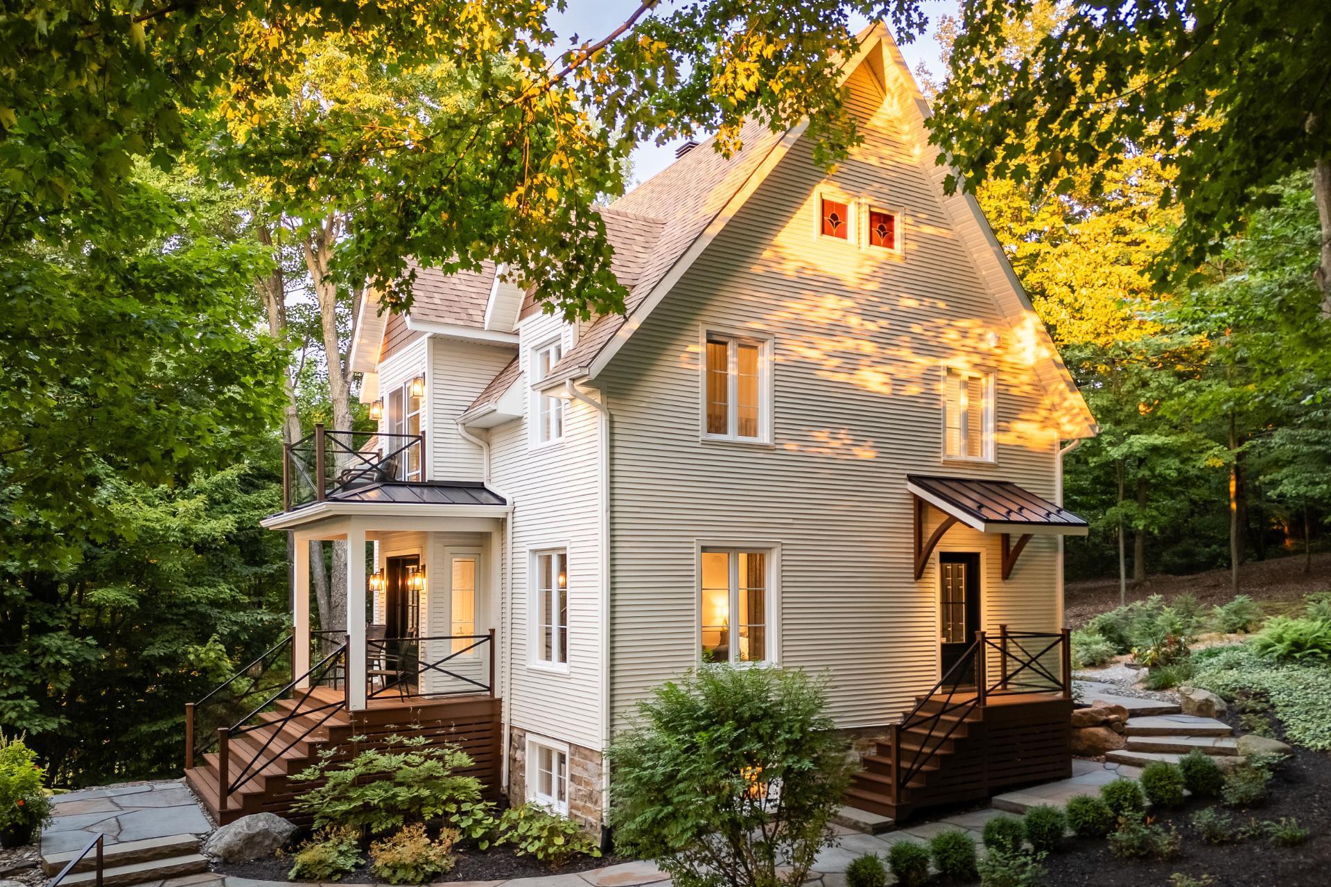 









120


Rue de Papineau

,
Bromont,




QC
J2L2E7

