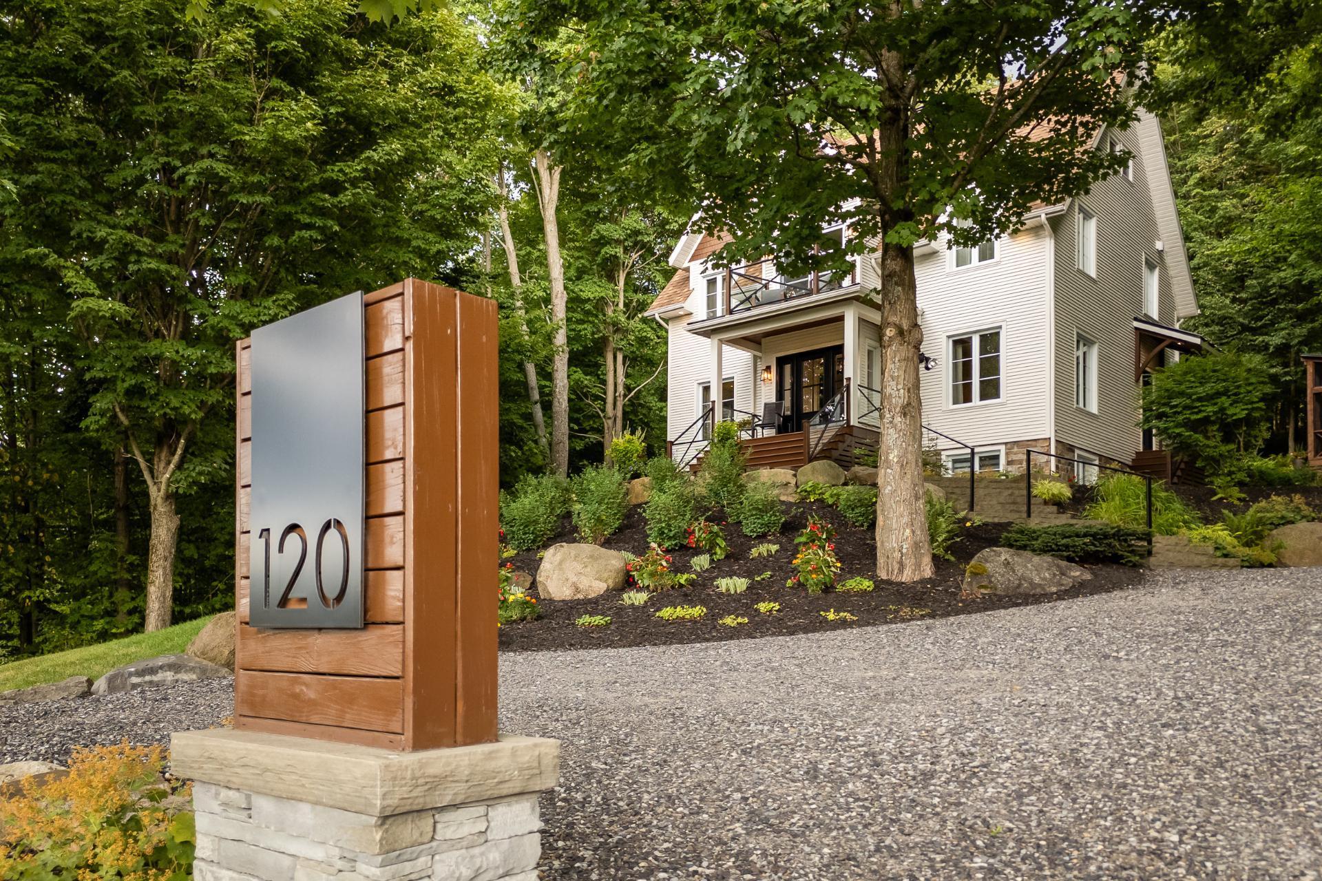 









120


Rue de Papineau

,
Bromont,




QC
J2L2E7

