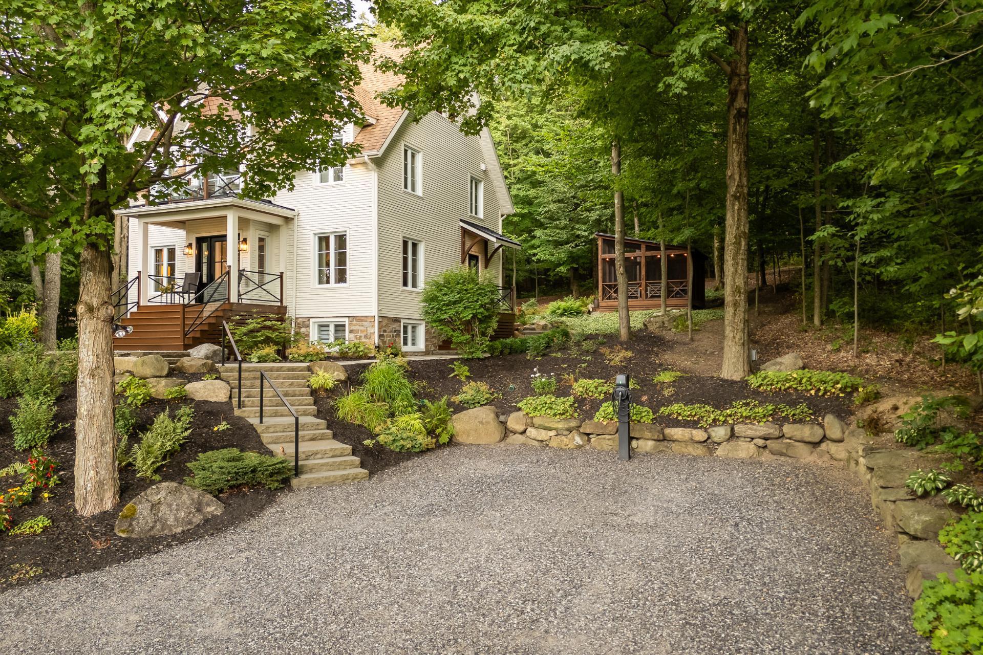 









120


Rue de Papineau

,
Bromont,




QC
J2L2E7

