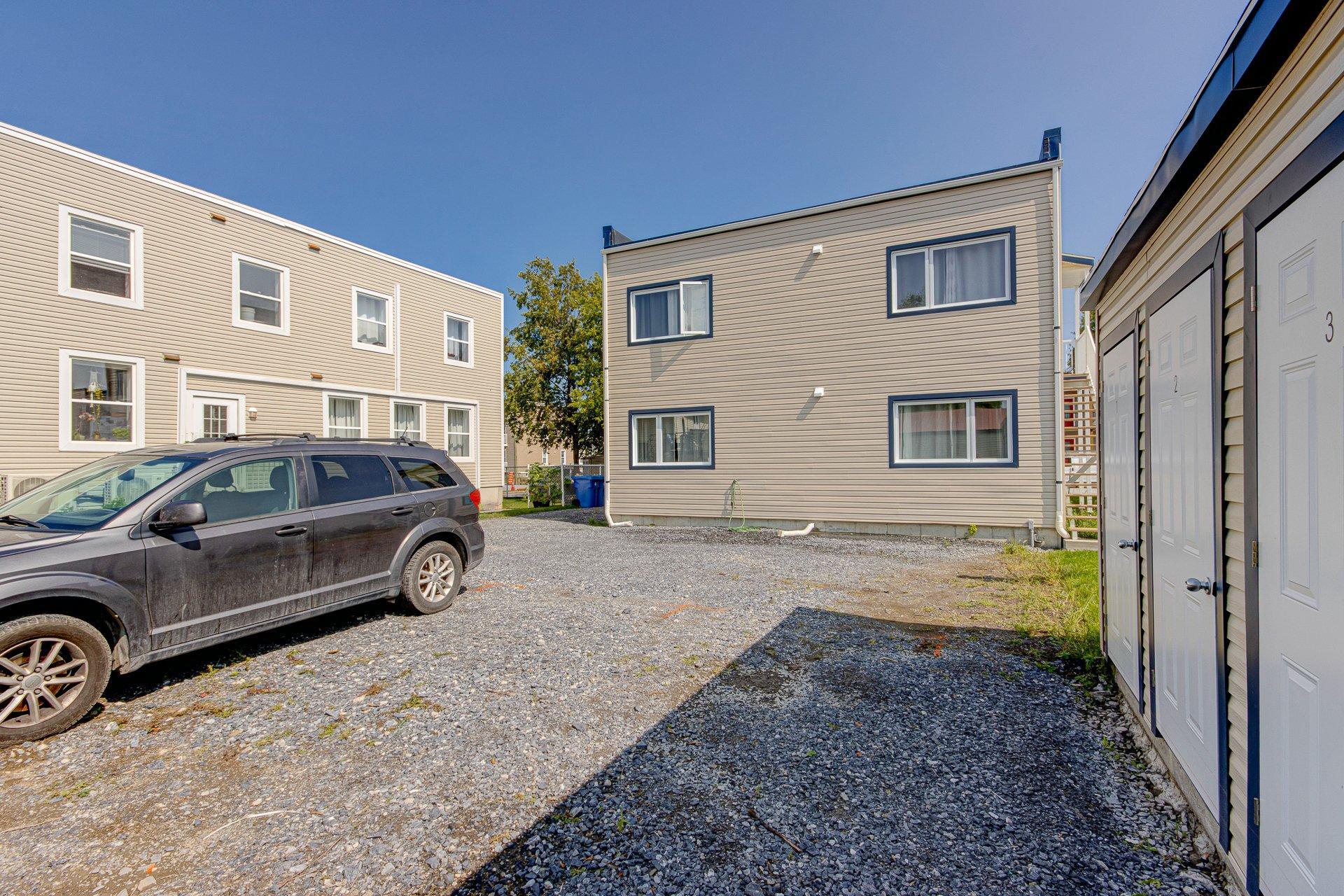 









16325

 - 16335


Av. St-Michel

,
Saint-Hyacinthe,




QC
J2T3S5

