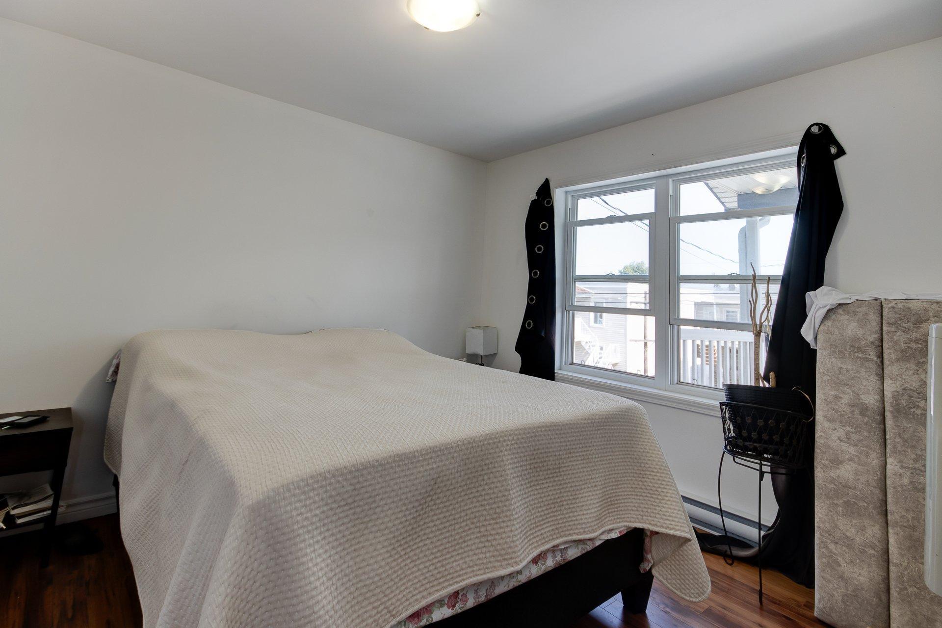 









16325

 - 16335


Av. St-Michel

,
Saint-Hyacinthe,




QC
J2T3S5

