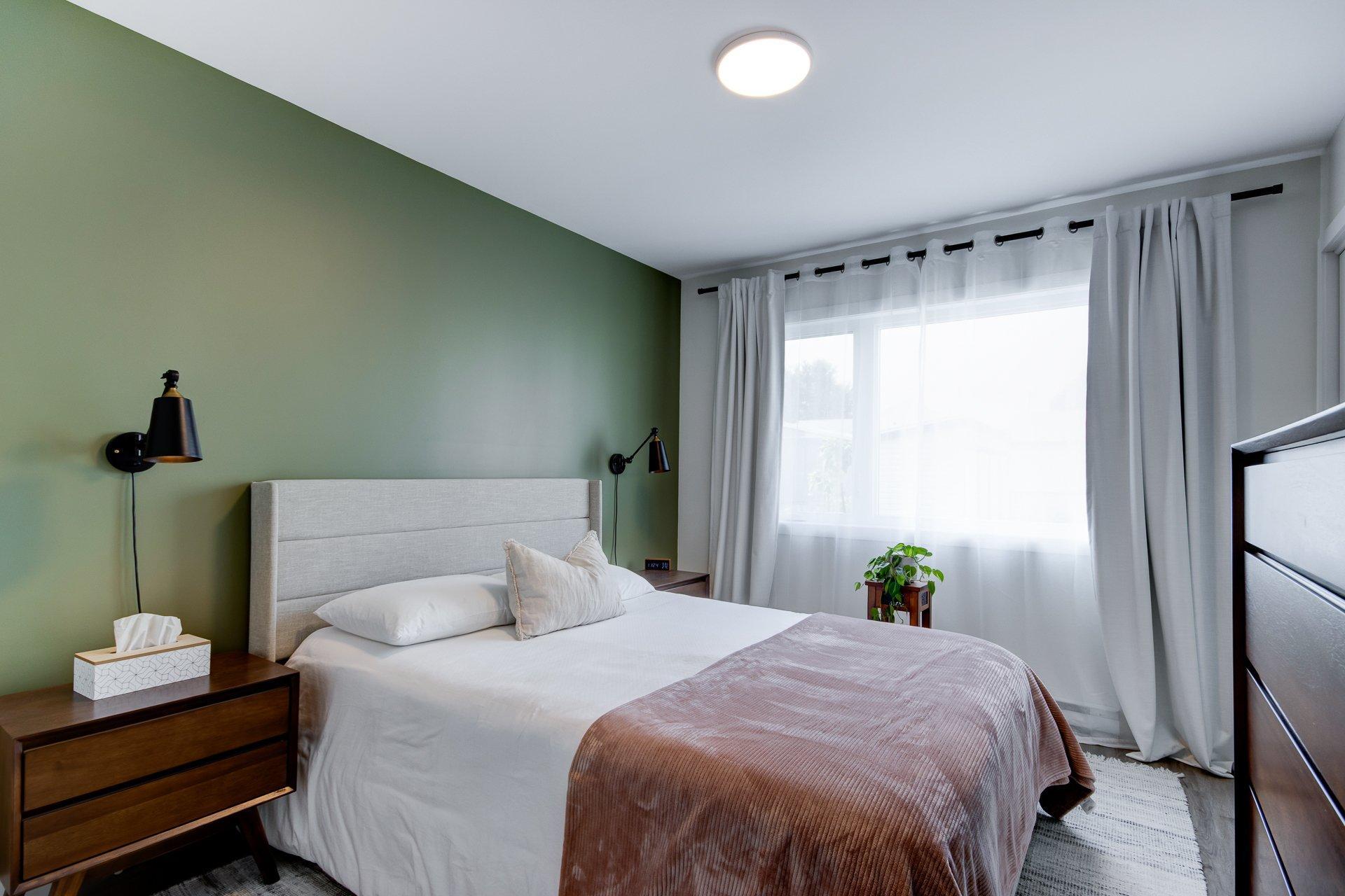 









16325

 - 16335


Av. St-Michel

,
Saint-Hyacinthe,




QC
J2T3S5

