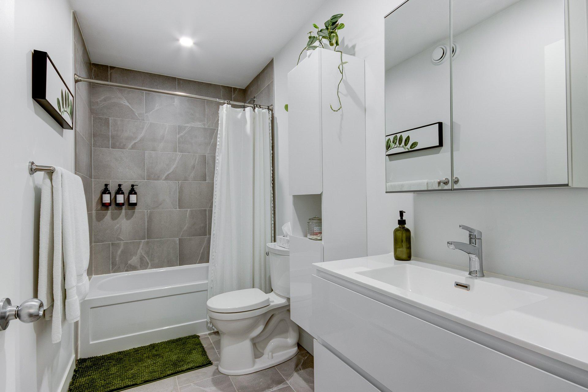 









16325

 - 16335


Av. St-Michel

,
Saint-Hyacinthe,




QC
J2T3S5

