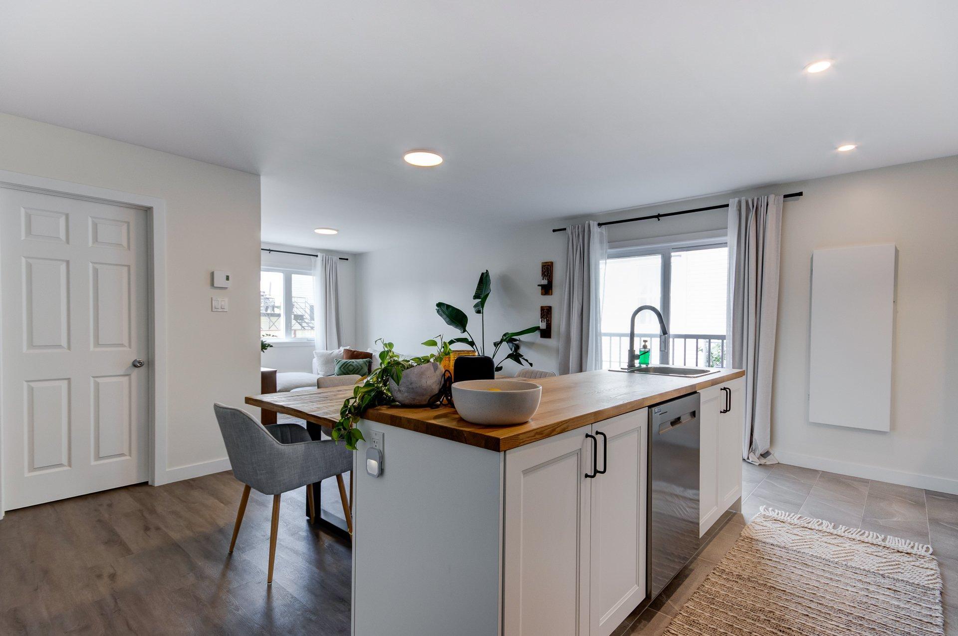 









16325

 - 16335


Av. St-Michel

,
Saint-Hyacinthe,




QC
J2T3S5

