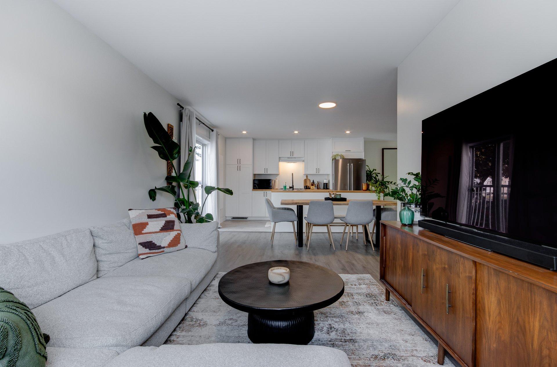 









16325

 - 16335


Av. St-Michel

,
Saint-Hyacinthe,




QC
J2T3S5

