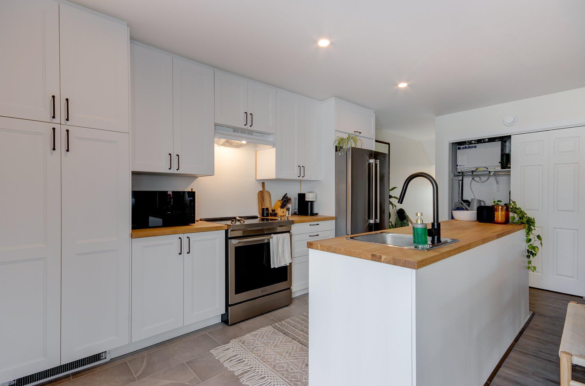 









16325

 - 16335


Av. St-Michel

,
Saint-Hyacinthe,




QC
J2T3S5

