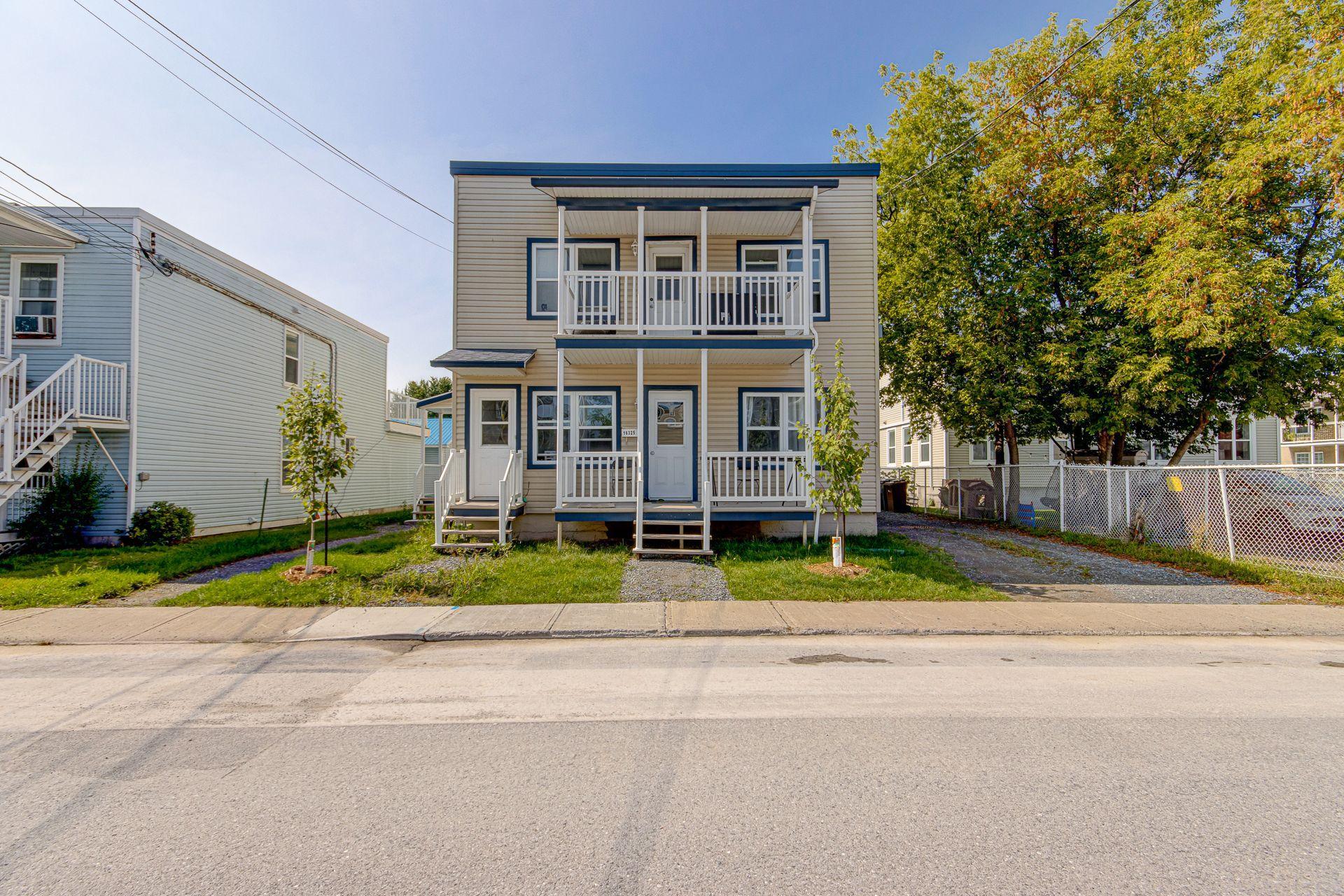 









16325

 - 16335


Av. St-Michel

,
Saint-Hyacinthe,




QC
J2T3S5

