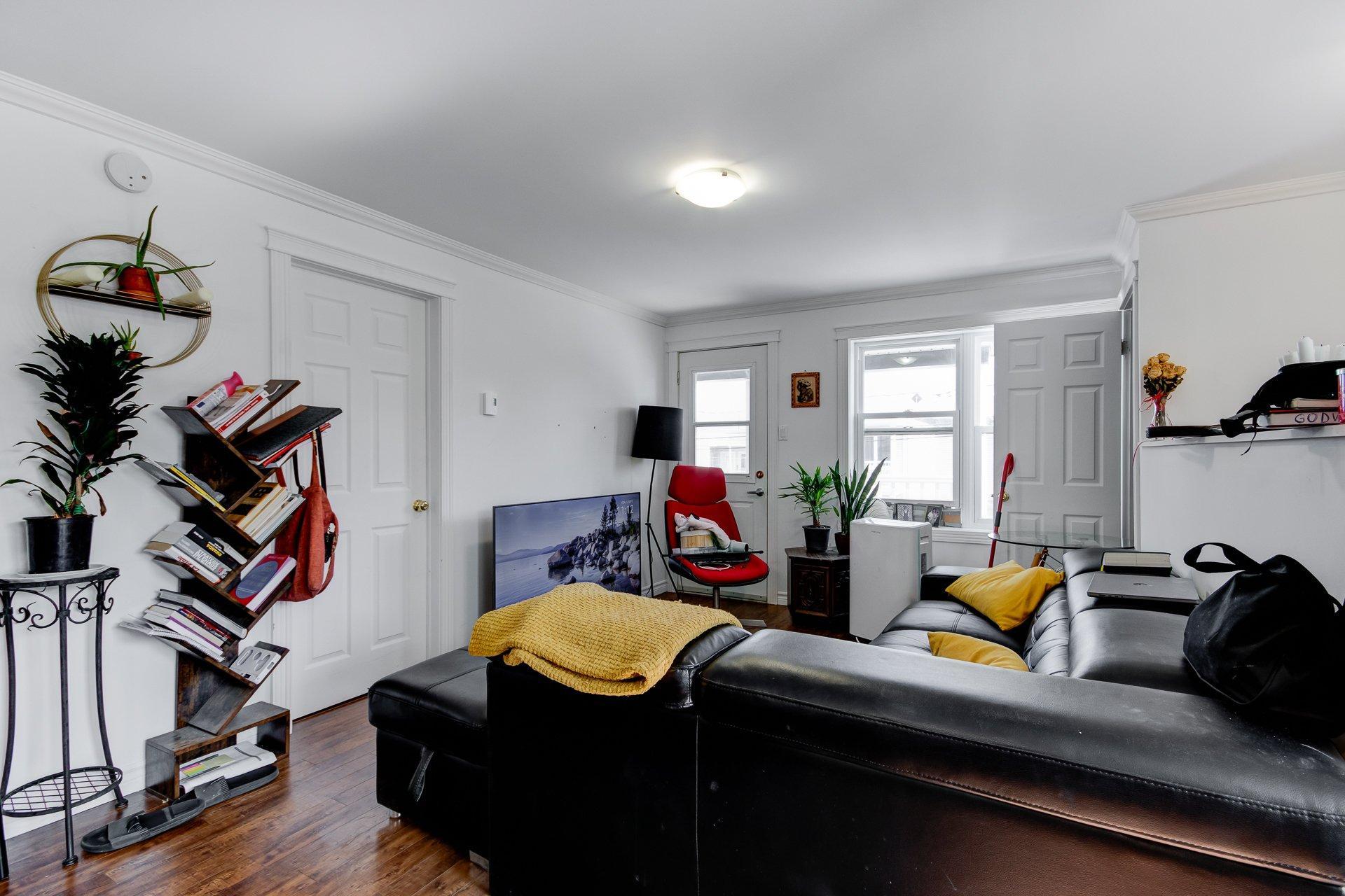 









16325

 - 16335


Av. St-Michel

,
Saint-Hyacinthe,




QC
J2T3S5

