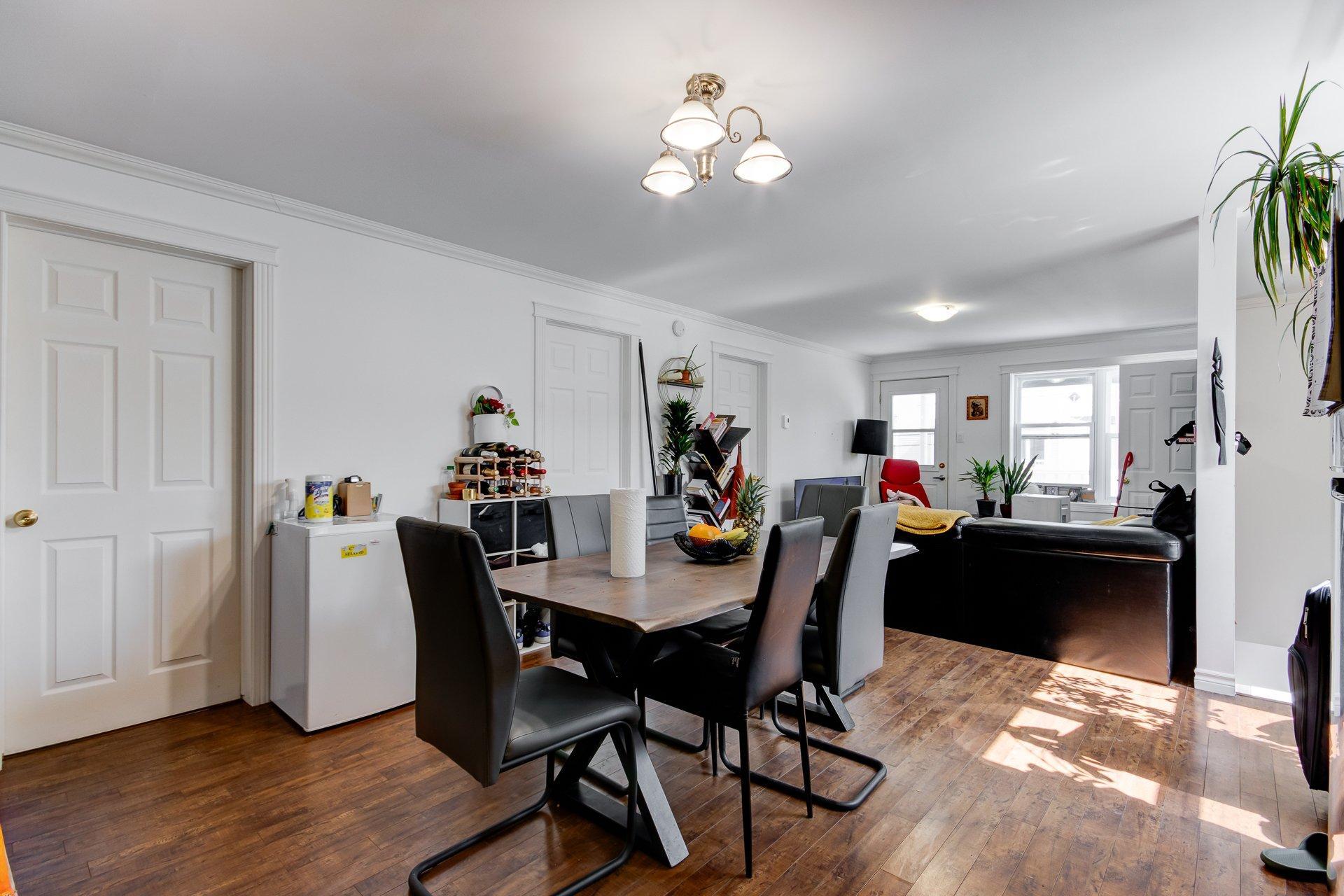 









16325

 - 16335


Av. St-Michel

,
Saint-Hyacinthe,




QC
J2T3S5

