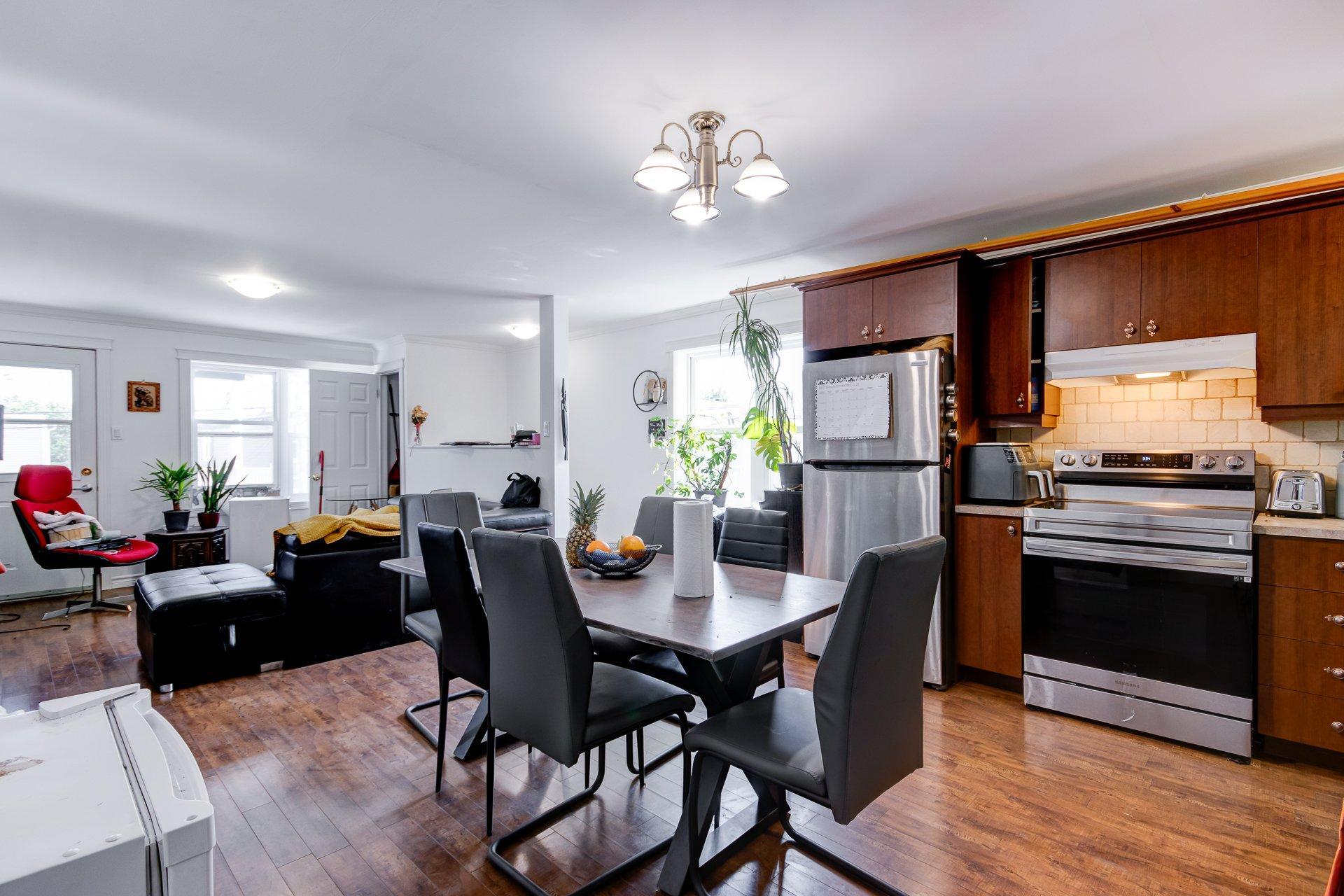 









16325

 - 16335


Av. St-Michel

,
Saint-Hyacinthe,




QC
J2T3S5

